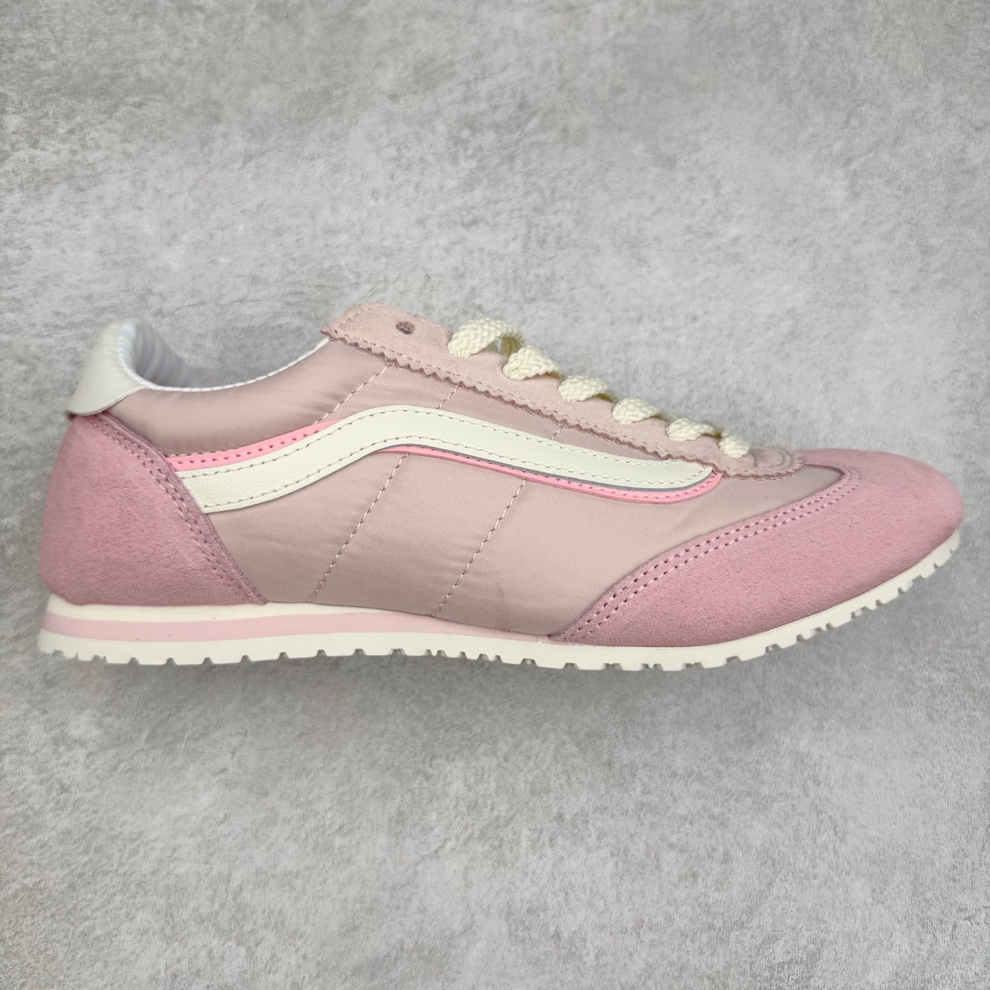 Vans Super LowPro 樱花粉 官方新款 复古薄底德训鞋系列 以经典Vans Serio为灵感，氛围感樱花粉，与春日街头适配度拉满，一脚踩进浅浅春色。华夫大底搭上 EVA 泡棉科技，脚感舒适怎么Live都生动，轻盈出门！ 货号：VN000D83O3N 尺码：35 36 36.5 37 38 38.5 39 40-选品中心