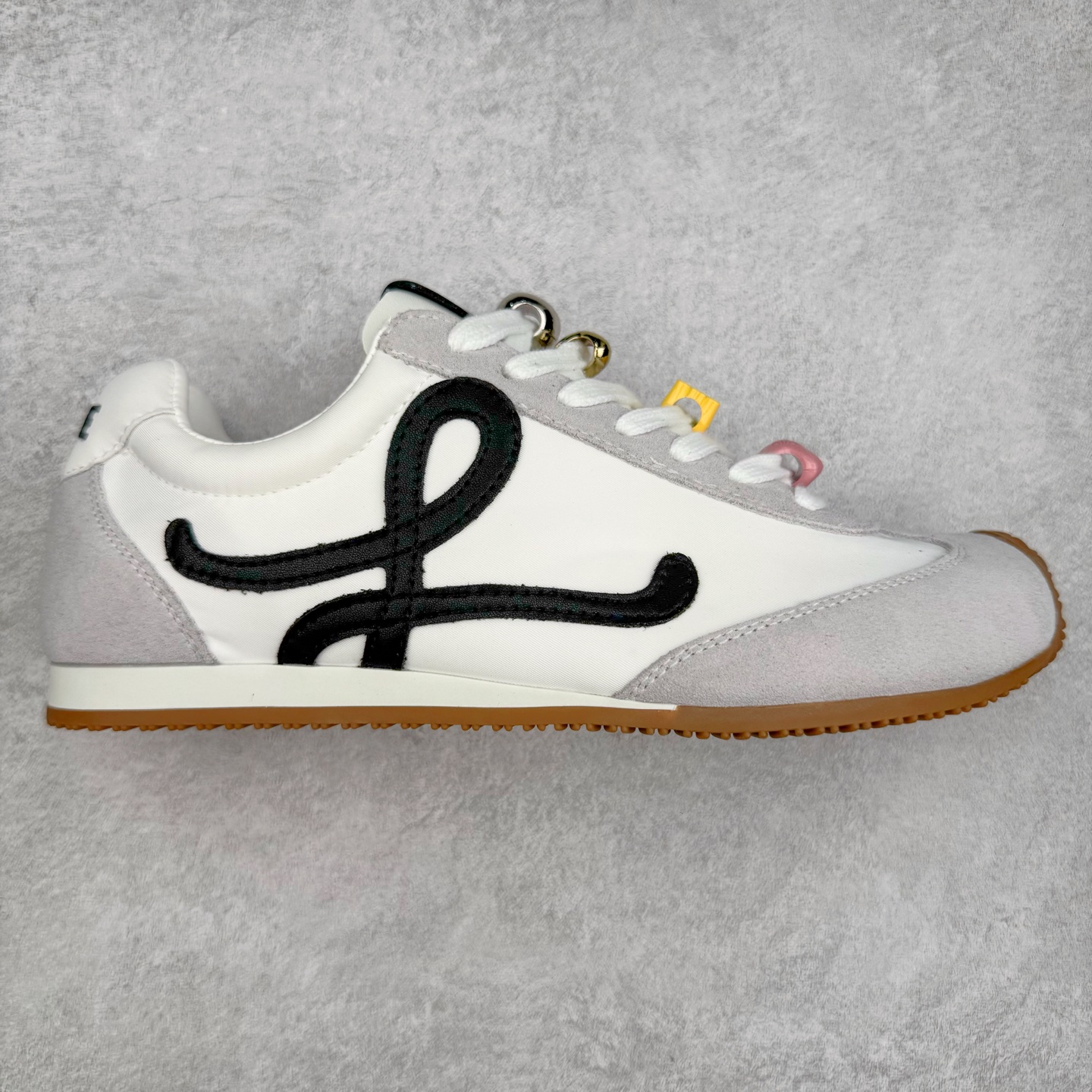 罗意威Loewe Ballet Runner 2.0 Sneakers 芭蕾舞2.0系列阿甘复古风德训薄底百搭休闲运动鞋 市面最高性价比 实体平台跑量 主打推荐好货 采用反绒牛皮革拼接头层皮饰片鞋面材质鞋身原装高密度防刮尼龙面料,极好柔软效果双层乳胶缓震鞋垫外部搭配轻量EVA缓震组合橡胶防滑片装外底不对称鞋头设计、袜状内部结构，轻盈橡胶外底延伸至鞋头 20 毫米鞋跟，附白色和同色系鞋带侧面饰有 L 徽标，鞋舌饰有压纹 Anagram 后跟标签饰有注塑橡胶 LOEWE 标志升级原楦型开发纸版全手工拉帮工艺成型 尺码：35 36 37 38 39 40-选品中心