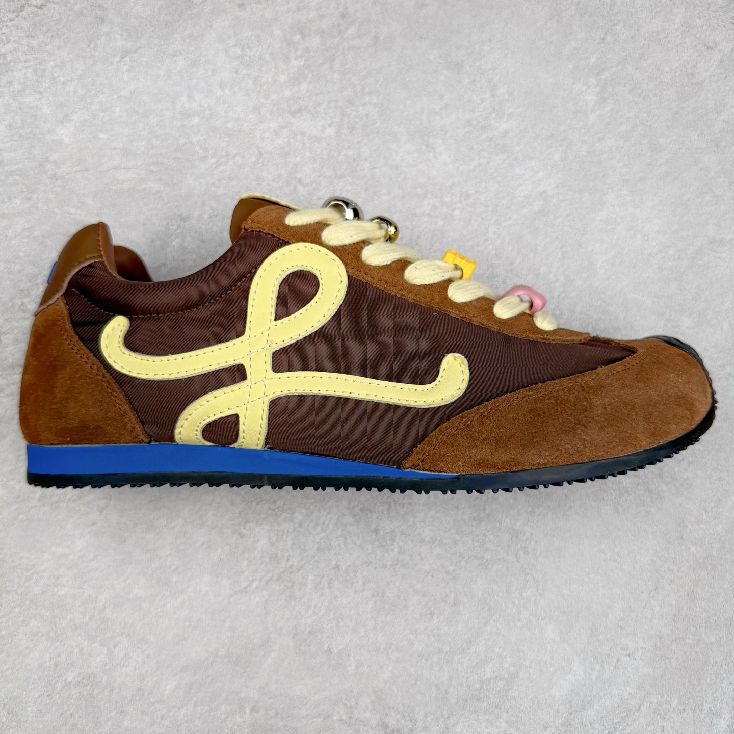 罗意威Loewe Ballet Runner 2.0 Sneakers 芭蕾舞2.0系列阿甘复古风德训薄底百搭休闲运动鞋 市面最高性价比 实体平台跑量 主打推荐好货 采用反绒牛皮革拼接头层皮饰片鞋面材质鞋身原装高密度防刮尼龙面料,极好柔软效果双层乳胶缓震鞋垫外部搭配轻量EVA缓震组合橡胶防滑片装外底不对称鞋头设计、袜状内部结构，轻盈橡胶外底延伸至鞋头 20 毫米鞋跟，附白色和同色系鞋带侧面饰有 L 徽标，鞋舌饰有压纹 Anagram 后跟标签饰有注塑橡胶 LOEWE 标志升级原楦型开发纸版全手工拉帮工艺成型 尺码：35 36 37 38 39 40-选品中心