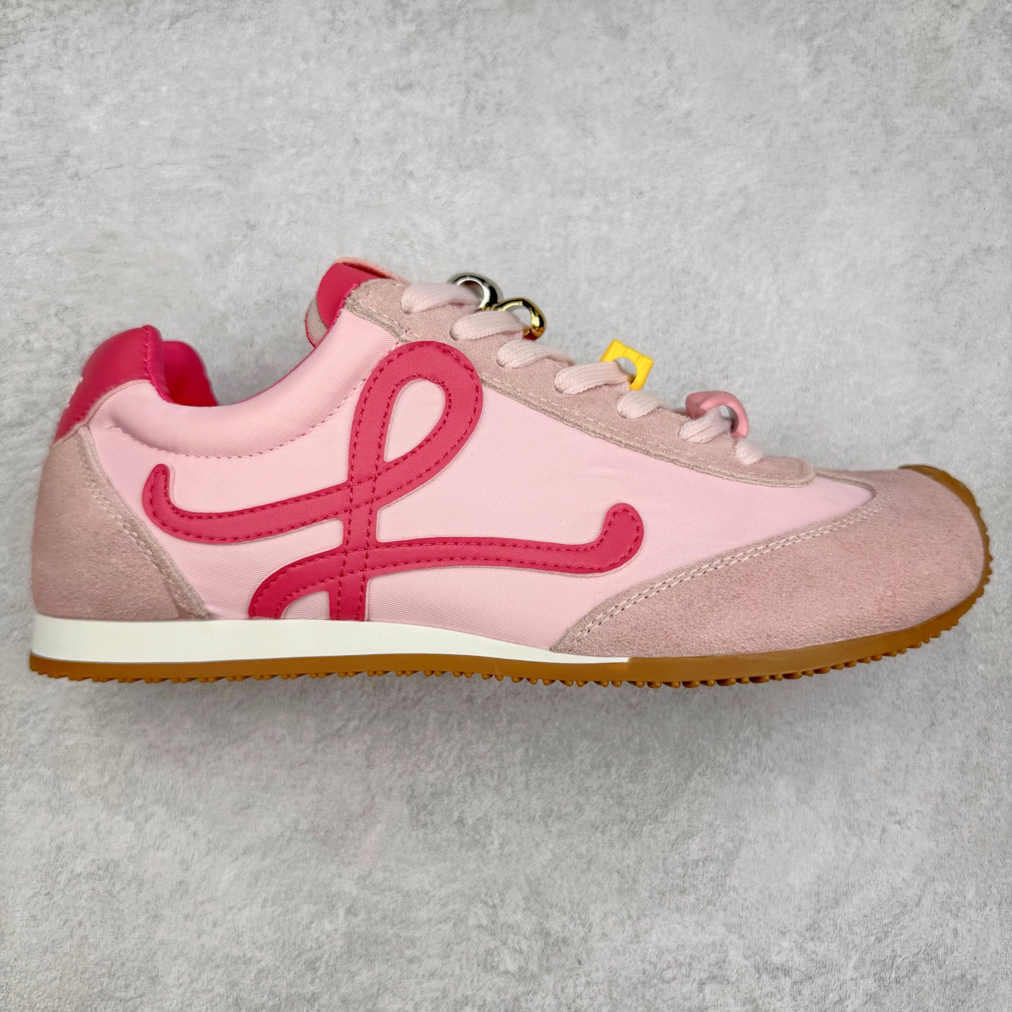 罗意威Loewe Ballet Runner 2.0 Sneakers 芭蕾舞2.0系列阿甘复古风德训薄底百搭休闲运动鞋 市面最高性价比 实体平台跑量 主打推荐好货 采用反绒牛皮革拼接头层皮饰片鞋面材质鞋身原装高密度防刮尼龙面料,极好柔软效果双层乳胶缓震鞋垫外部搭配轻量EVA缓震组合橡胶防滑片装外底不对称鞋头设计、袜状内部结构，轻盈橡胶外底延伸至鞋头 20 毫米鞋跟，附白色和同色系鞋带侧面饰有 L 徽标，鞋舌饰有压纹 Anagram 后跟标签饰有注塑橡胶 LOEWE 标志升级原楦型开发纸版全手工拉帮工艺成型 尺码：35 36 37 38 39 40-选品中心