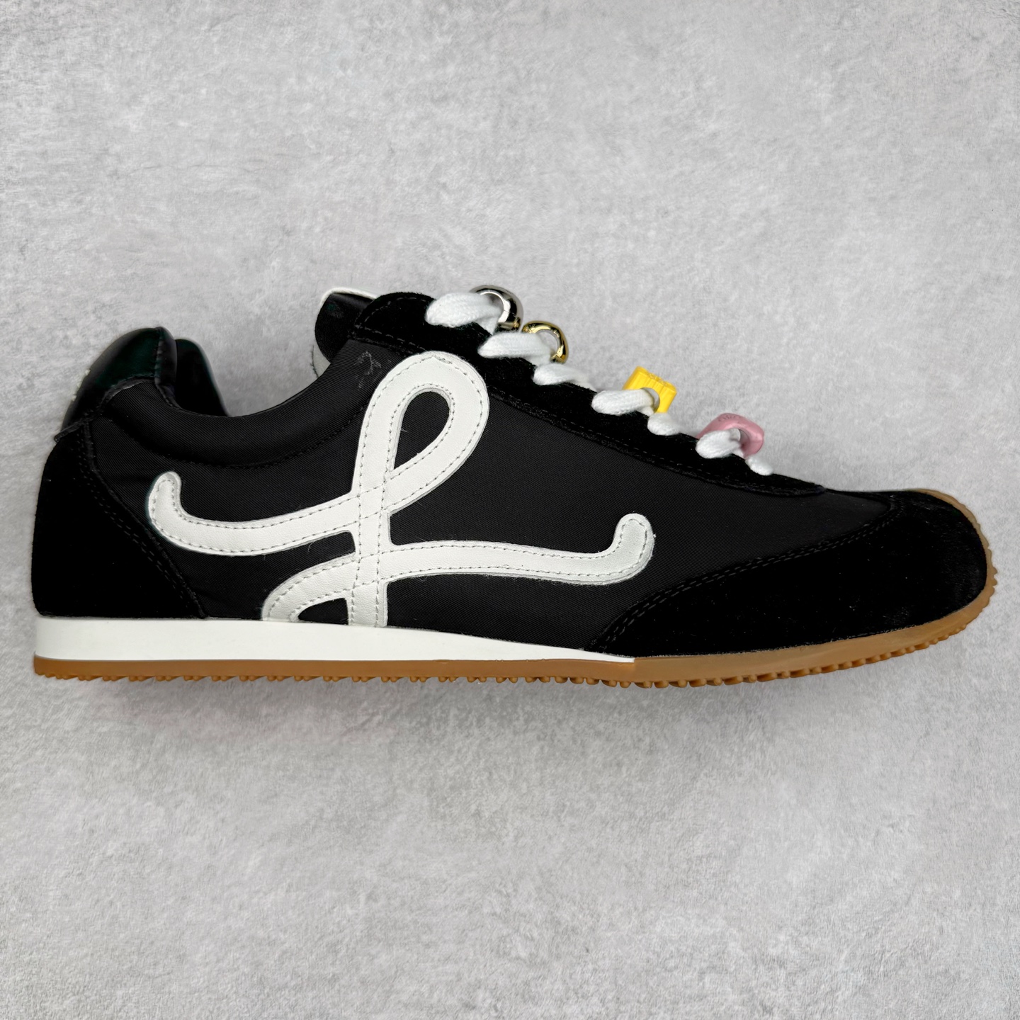 罗意威Loewe Ballet Runner 2.0 Sneakers 芭蕾舞2.0系列阿甘复古风德训薄底百搭休闲运动鞋 市面最高性价比 实体平台跑量 主打推荐好货 采用反绒牛皮革拼接头层皮饰片鞋面材质鞋身原装高密度防刮尼龙面料,极好柔软效果双层乳胶缓震鞋垫外部搭配轻量EVA缓震组合橡胶防滑片装外底不对称鞋头设计、袜状内部结构，轻盈橡胶外底延伸至鞋头 20 毫米鞋跟，附白色和同色系鞋带侧面饰有 L 徽标，鞋舌饰有压纹 Anagram 后跟标签饰有注塑橡胶 LOEWE 标志升级原楦型开发纸版全手工拉帮工艺成型 尺码：35 36 37 38 39 40-选品中心