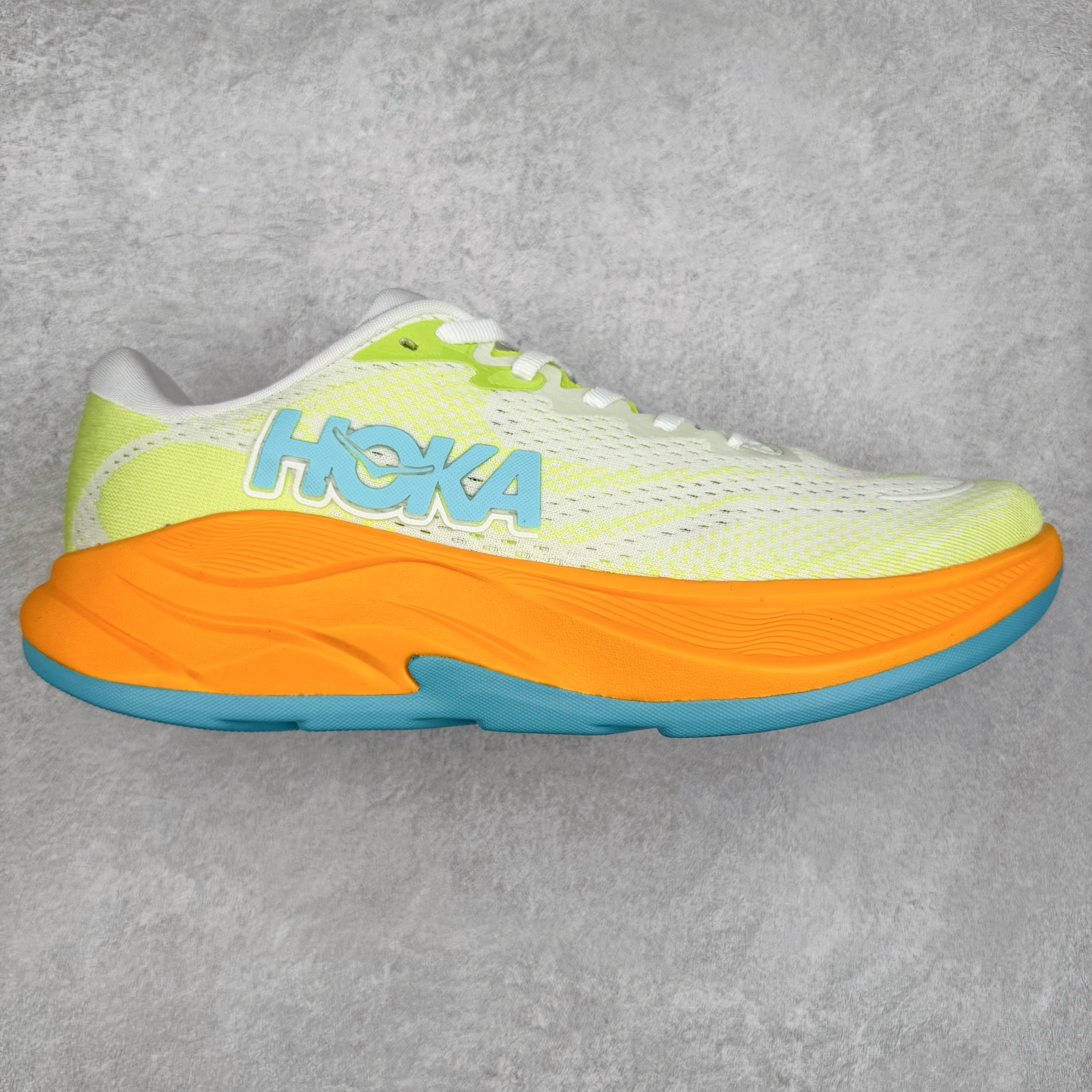 HOKA ONE ONE RINCON 4 舒适防滑耐磨低帮休闲跑步鞋 Rincon 4 是一款日常训练用的跑步鞋，踩上去的感觉很结实。它适合中短距离跑步，但如果您习惯于稍硬的感觉，也可以用于长距离跑步。但它的速度不够快，不能作为速度训练鞋，也不够柔软，不能作为恢复训练鞋，日常里程跑才是它的优势所在。如果您想尝试 Hoka 跑鞋，又想享受极具竞争力的价格，那就试试这款鞋吧。尺码：36 36.5 37.5 38 38.5 39 40 40.5 41 42 42.5 43 44 44.5 45-选品中心