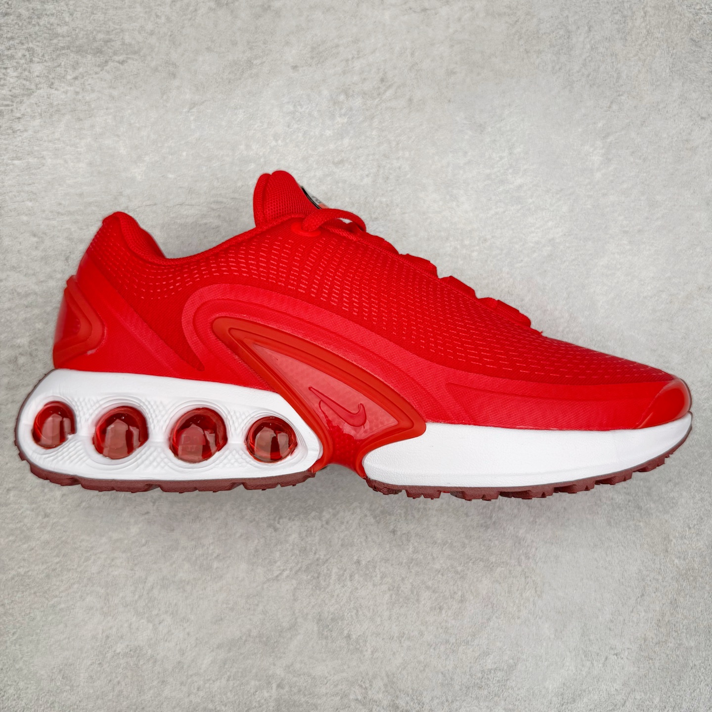 NK Air Max DN系列低帮豆荚型气垫百搭休闲运动慢跑鞋 HM0747-600 Air Max 科技最初于 1986 年推出，是NK的首款气垫鞋款，这个缓震技术彻底改变了人们对运动鞋的认知。在 Nike 的众多缓震科技中也有着自己绝对的地位。除了技术层面的创新，Air Max 还具有深厚的文化内涵。它所代表的青年文化、前卫风格和反叛精神，使其成为了一种时尚和潮流的象征。为了纪念这个具有里程碑意义的技术，Nike 在每年的 3 月 26 日定为「Air Max Day」。近日，Nike 露出了一款全新的鞋型——Air Max DN。这款鞋不仅具有时尚的外观，还融合了许多经典的 Air Max 设计和元素，同时展现了一些新的创意。设计灵感源自经典 Air Max 97 和 Air Max Plus 的元素。鞋面的条纹设计和后跟的标志都在向这些经典鞋款致敬。最大亮点是 Air Max 气垫的造型，它以神似豆荚的造型呈现，分为四个分区圆形开窗，带来极高的辨识度。Air Max DN 采用了纯黑配色覆面，搭配白色虚线和紫色点缀，营造出一种低调而时尚的外观。鞋面采用织物材质打造，提供舒适的穿着体验。全新 Nike Air Max DN 除了图中的配色外，还将有荧光绿、白银、黑银、皇家蓝、酷灰、黑色等六款新配色登场。具体发售信息感兴趣的朋友可以持续关注。尺码：36 36.5 37.5 38 38.5 39 40 40.5 41 42 42.5 43 44 44.5 45-选品中心