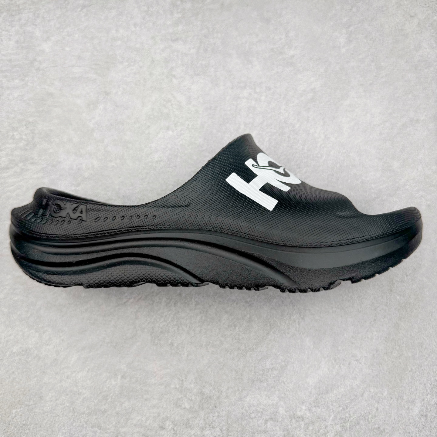 HOKA ONE ONE ORA Recovery Slide 3 运动拖鞋 采用非动物源材料和柔软的EVA鞋面 确保鞋底回弹性和高抗张力 高韧性 中底则采用速度型滚动平衡技术 可优化从脚跟平稳过渡至脚掌的落地过程 引导跑者回归自然步态 同时 双层结构和EVA中底 具有良好的防震和缓冲性能 提供非凡的舒适感和强大的支撑力 外底拥有巧妙的凹槽 助力跑者即便在湿滑的地形 依旧能有良好的抓地力及稳定性 尺码：36 37 38 39 40 41 42 43 44 45 46-选品中心