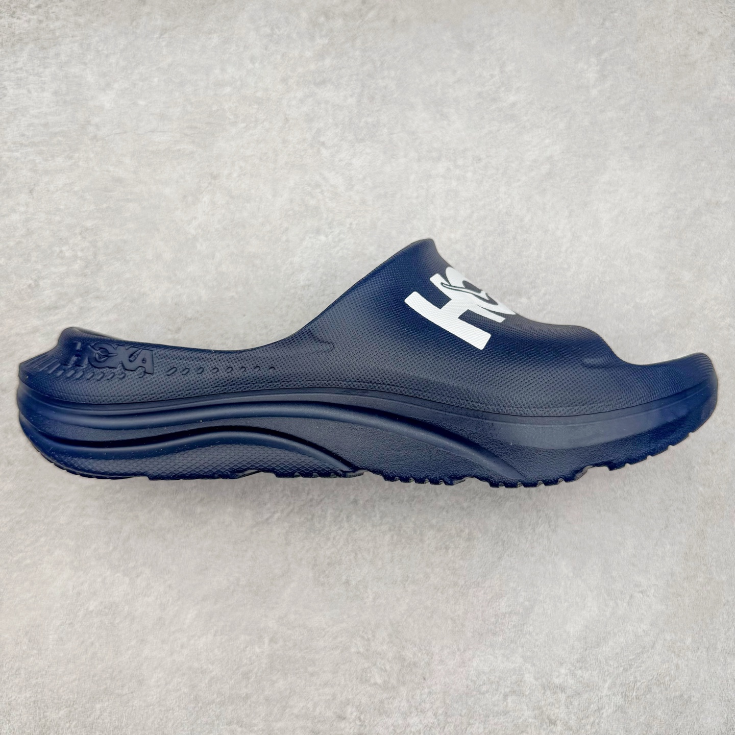 HOKA ONE ONE ORA Recovery Slide 3 运动拖鞋 采用非动物源材料和柔软的EVA鞋面 确保鞋底回弹性和高抗张力 高韧性 中底则采用速度型滚动平衡技术 可优化从脚跟平稳过渡至脚掌的落地过程 引导跑者回归自然步态 同时 双层结构和EVA中底 具有良好的防震和缓冲性能 提供非凡的舒适感和强大的支撑力 外底拥有巧妙的凹槽 助力跑者即便在湿滑的地形 依旧能有良好的抓地力及稳定性 尺码：36 37 38 39 40 41 42 43 44 45 46-选品中心