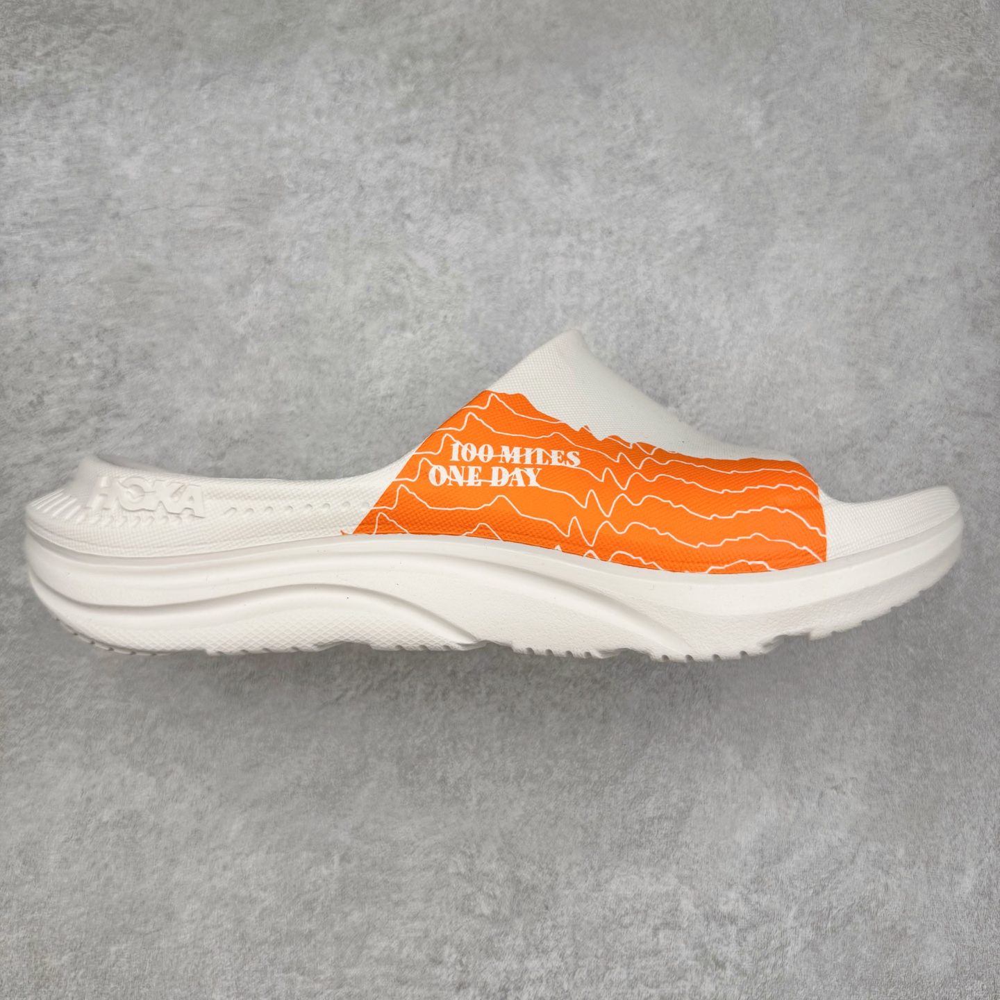 HOKA ONE ONE ORA Recovery Slide 3 运动拖鞋 采用非动物源材料和柔软的EVA鞋面 确保鞋底回弹性和高抗张力 高韧性 中底则采用速度型滚动平衡技术 可优化从脚跟平稳过渡至脚掌的落地过程 引导跑者回归自然步态 同时 双层结构和EVA中底 具有良好的防震和缓冲性能 提供非凡的舒适感和强大的支撑力 外底拥有巧妙的凹槽 助力跑者即便在湿滑的地形 依旧能有良好的抓地力及稳定性 尺码：36 37 38 39 40 41 42 43 44 45 46-选品中心