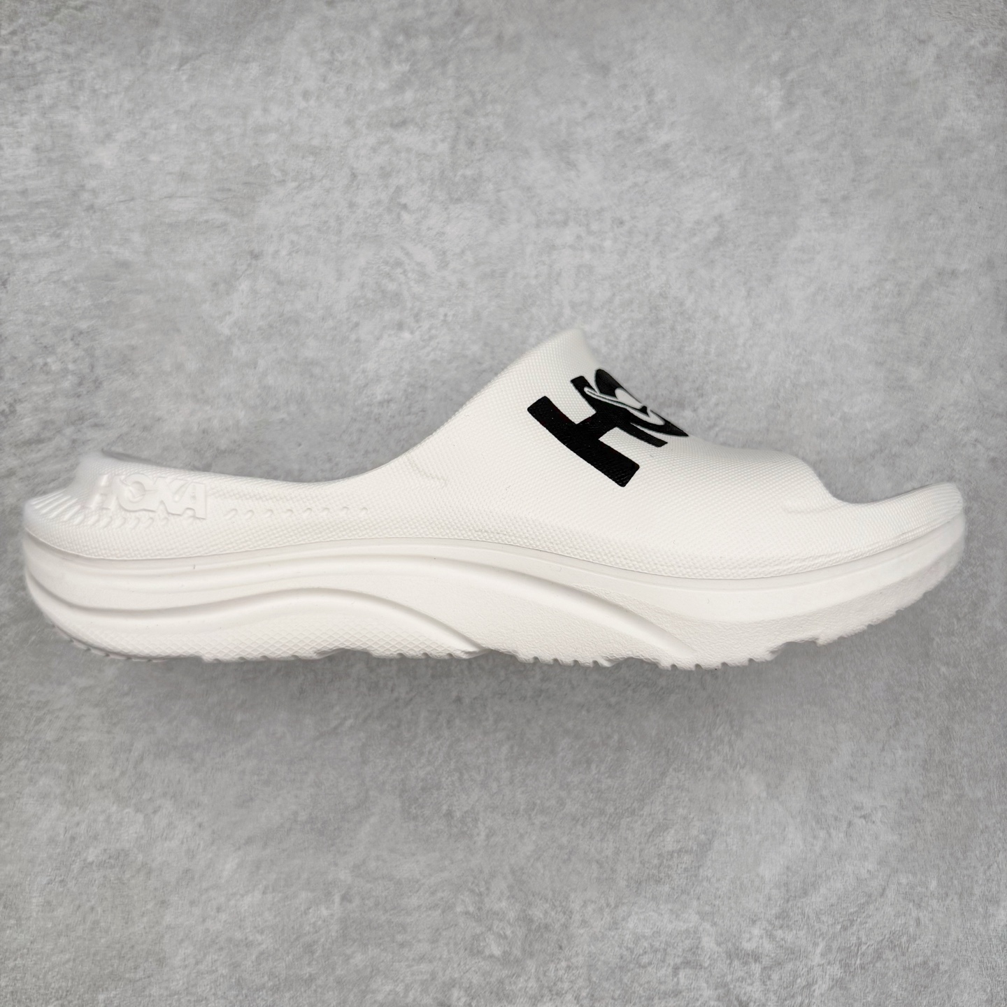 HOKA ONE ONE ORA Recovery Slide 3 运动拖鞋 采用非动物源材料和柔软的EVA鞋面 确保鞋底回弹性和高抗张力 高韧性 中底则采用速度型滚动平衡技术 可优化从脚跟平稳过渡至脚掌的落地过程 引导跑者回归自然步态 同时 双层结构和EVA中底 具有良好的防震和缓冲性能 提供非凡的舒适感和强大的支撑力 外底拥有巧妙的凹槽 助力跑者即便在湿滑的地形 依旧能有良好的抓地力及稳定性 尺码：36 37 38 39 40 41 42 43 44 45 46-选品中心