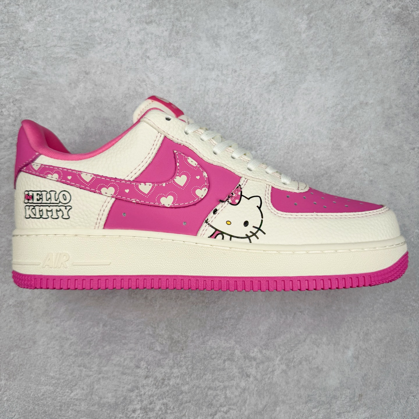 NK Air Force 1´07 Low 空军一号低帮百搭休闲运动板鞋 KK1988-082 柔软、弹性十足的缓震性能和出色的中底设计 横跨复古与现代的外型结合 造就出风靡全球 三十多年的Force 1 直到今天还深受青睐 实拍调校N版已经零色差零失真 百分百还原实物色彩所见即所得 不存在货不对板色差等低级问题 选购参考实物拍摄 不混卖不参货 只用心做好货严格选品 承诺混一赔十 尺码：36 36.5 37.5 38 38.5 39 40 40.5 41 42 42.5 43 44 44.5 45-选品中心