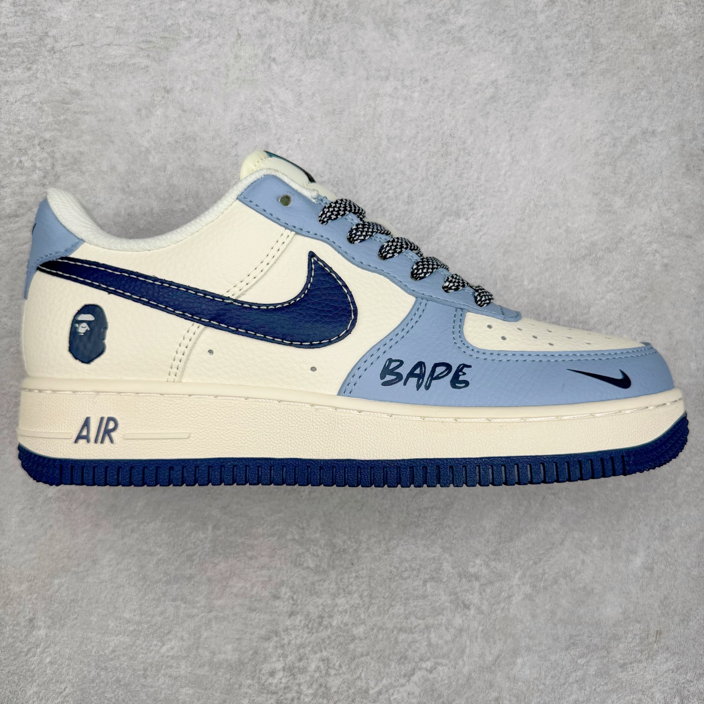 NK Air Force 1´07 Low 空军一号低帮百搭休闲运动板鞋 XS1958-554 柔软、弹性十足的缓震性能和出色的中底设计 横跨复古与现代的外型结合 造就出风靡全球 三十多年的Force 1 直到今天还深受青睐 实拍调校N版已经零色差零失真 百分百还原实物色彩所见即所得 不存在货不对板色差等低级问题 选购参考实物拍摄 不混卖不参货 只用心做好货严格选品 承诺混一赔十 尺码：36 36.5 37.5 38 38.5 39 40 40.5 41 42 42.5 43 44 44.5 45-选品中心