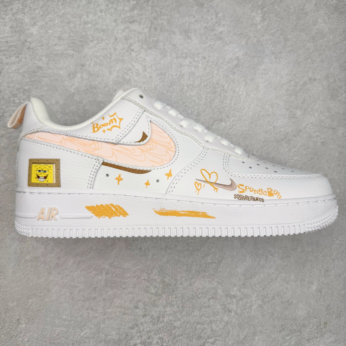 NK Air Force 1´07 Low 空军一号低帮百搭休闲运动板鞋 FB8971-070 柔软、弹性十足的缓震性能和出色的中底设计 横跨复古与现代的外型结合 造就出风靡全球 三十多年的Force 1 直到今天还深受青睐 实拍调校N版已经零色差零失真 百分百还原实物色彩所见即所得 不存在货不对板色差等低级问题 选购参考实物拍摄 不混卖不参货 只用心做好货严格选品 承诺混一赔十 尺码：36 36.5 37.5 38 38.5 39 40 40.5 41 42 42.5 43 44 44.5 45-选品中心