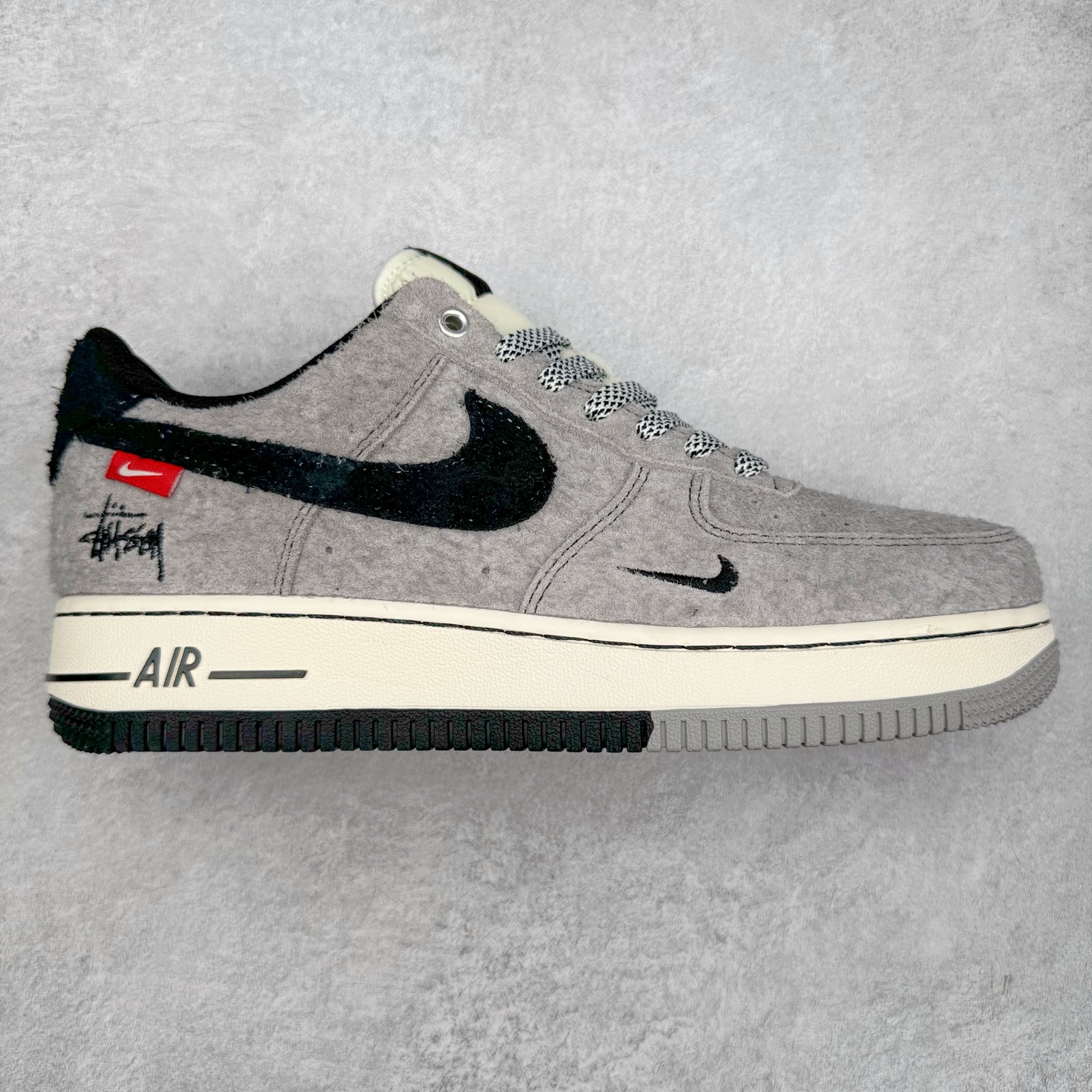 NK Air Force 1´07 Low 空军一号低帮百搭休闲运动板鞋 SJ6698-018 柔软、弹性十足的缓震性能和出色的中底设计 横跨复古与现代的外型结合 造就出风靡全球 三十多年的Force 1 直到今天还深受青睐 实拍调校N版已经零色差零失真 百分百还原实物色彩所见即所得 不存在货不对板色差等低级问题 选购参考实物拍摄 不混卖不参货 只用心做好货严格选品 承诺混一赔十 尺码：36 36.5 37.5 38 38.5 39 40 40.5 41 42 42.5 43 44 44.5 45-选品中心