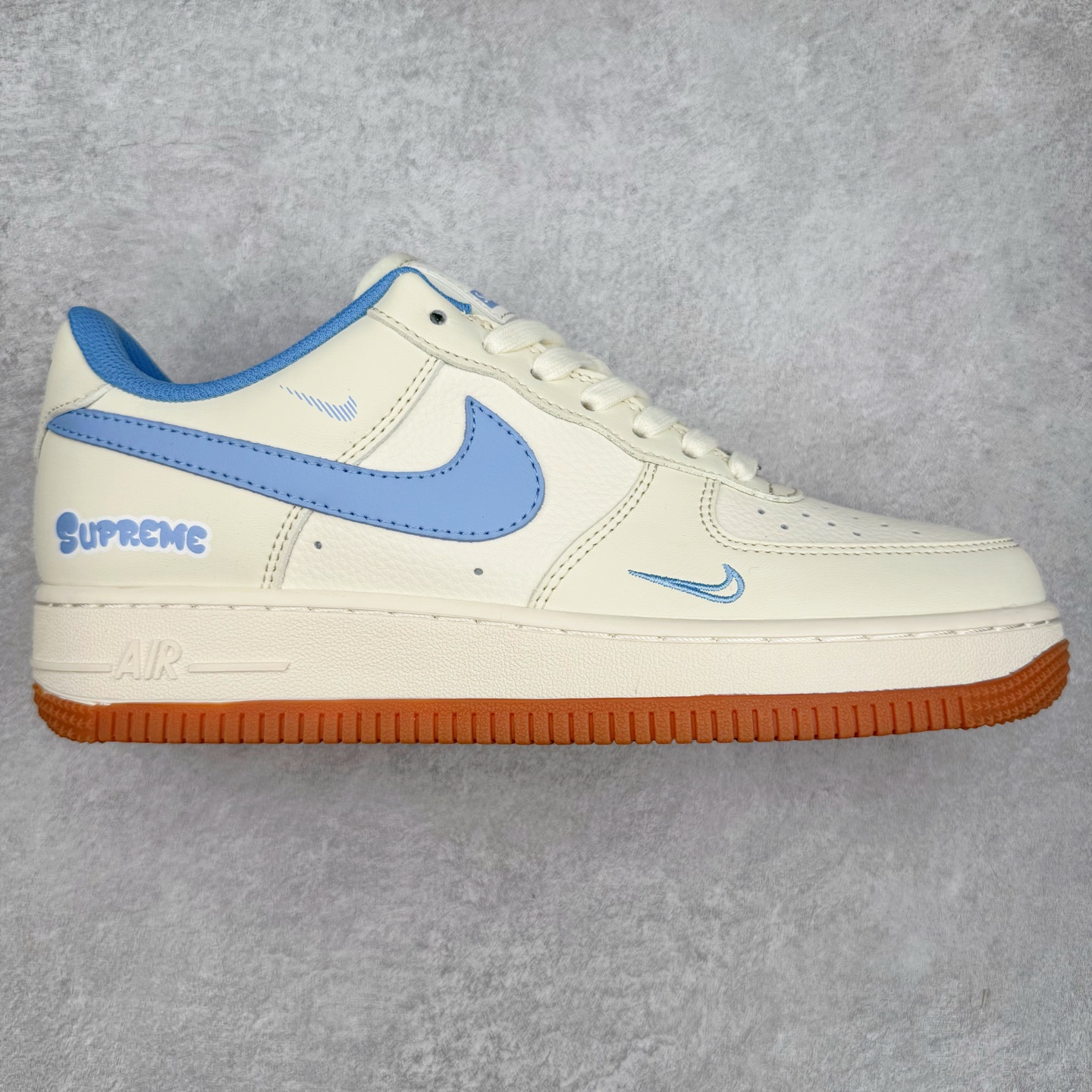 NK Air Force 1´07 Low 空军一号低帮百搭休闲运动板鞋 XS1958-547 柔软、弹性十足的缓震性能和出色的中底设计 横跨复古与现代的外型结合 造就出风靡全球 三十多年的Force 1 直到今天还深受青睐 实拍调校N版已经零色差零失真 百分百还原实物色彩所见即所得 不存在货不对板色差等低级问题 选购参考实物拍摄 不混卖不参货 只用心做好货严格选品 承诺混一赔十 尺码：36 36.5 37.5 38 38.5 39 40 40.5 41 42 42.5 43 44 44.5 45-选品中心