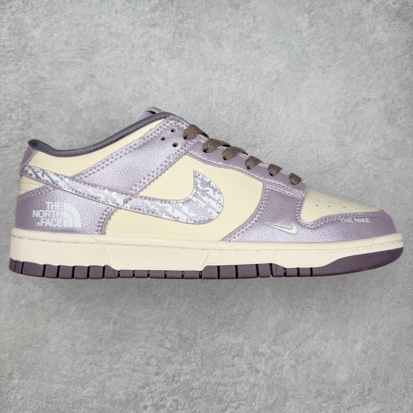 NK Dunk Low 定制配色 KK1333-039 大厂出品 极力推荐 原装头层材料 独家版型蒸餾加工帶來的是更好的视觉和脚感体验大厂纯原品质出货 清洁度 电绣工艺 皮料切割干净无任何毛边 细节完美 实拍调校N版已经零色差零失真 百分百还原实物色彩所见即所得 不存在货不对板色差等低级问题 选购参考实物拍摄 不混卖不参货 只用心做好货严格选品 承诺混一赔十 尺码：36 36.5 37.5 38 38.5 39 40 40.5 41 42 42.5 43 44 44.5 45-选品中心