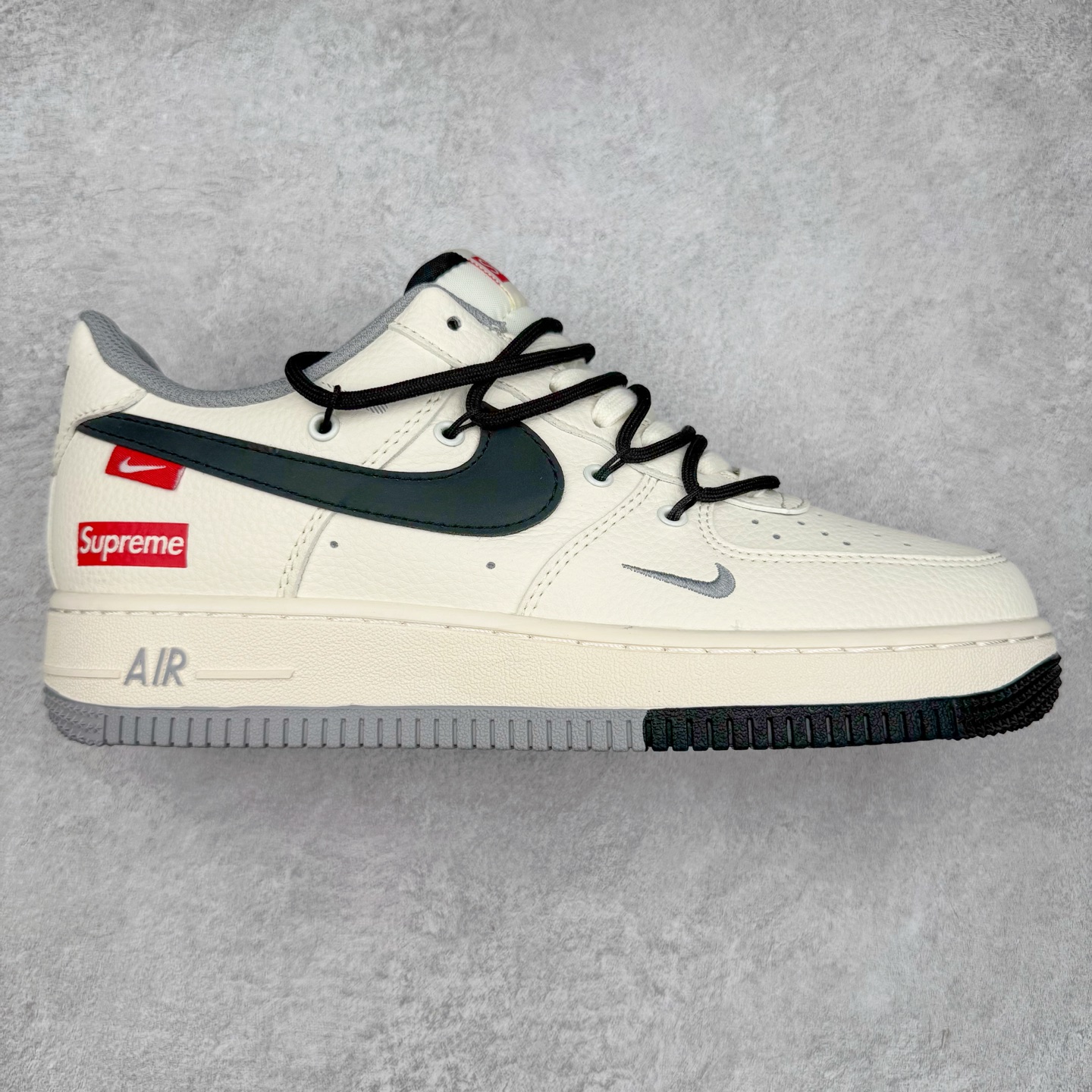 NK Air Force 1´07 Low 空军一号低帮百搭休闲运动板鞋 FB8971-070 柔软、弹性十足的缓震性能和出色的中底设计 横跨复古与现代的外型结合 造就出风靡全球 三十多年的Force 1 直到今天还深受青睐 实拍调校N版已经零色差零失真 百分百还原实物色彩所见即所得 不存在货不对板色差等低级问题 选购参考实物拍摄 不混卖不参货 只用心做好货严格选品 承诺混一赔十 尺码：36 36.5 37.5 38 38.5 39 40 40.5 41 42 42.5 43 44 44.5 45-选品中心