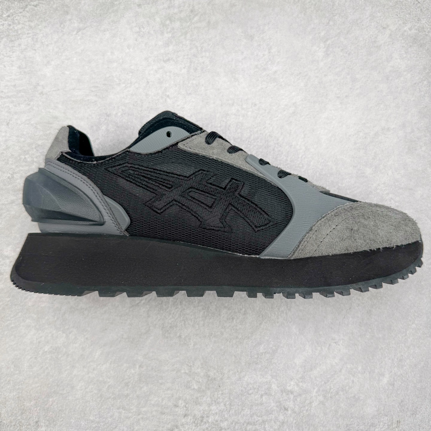 鬼塚虎/Onitsuka Tiger MOAGE CO Low 摩纳哥CO系列低帮厚底复古经典百搭休闲慢跑鞋 #升级原楦原纸版开发版型 #采用翻毛皮组合网织织物鞋面材质 #内嵌OrthoLite(欧索莱)透气吸汗鞋垫贴 #外置环保双层切片组合轻质防滑橡胶外底❗️ 尺码:36 37 37.5 38 39 39.5 40 40.5 41.5 42 42.5 43.5 44 45-选品中心
