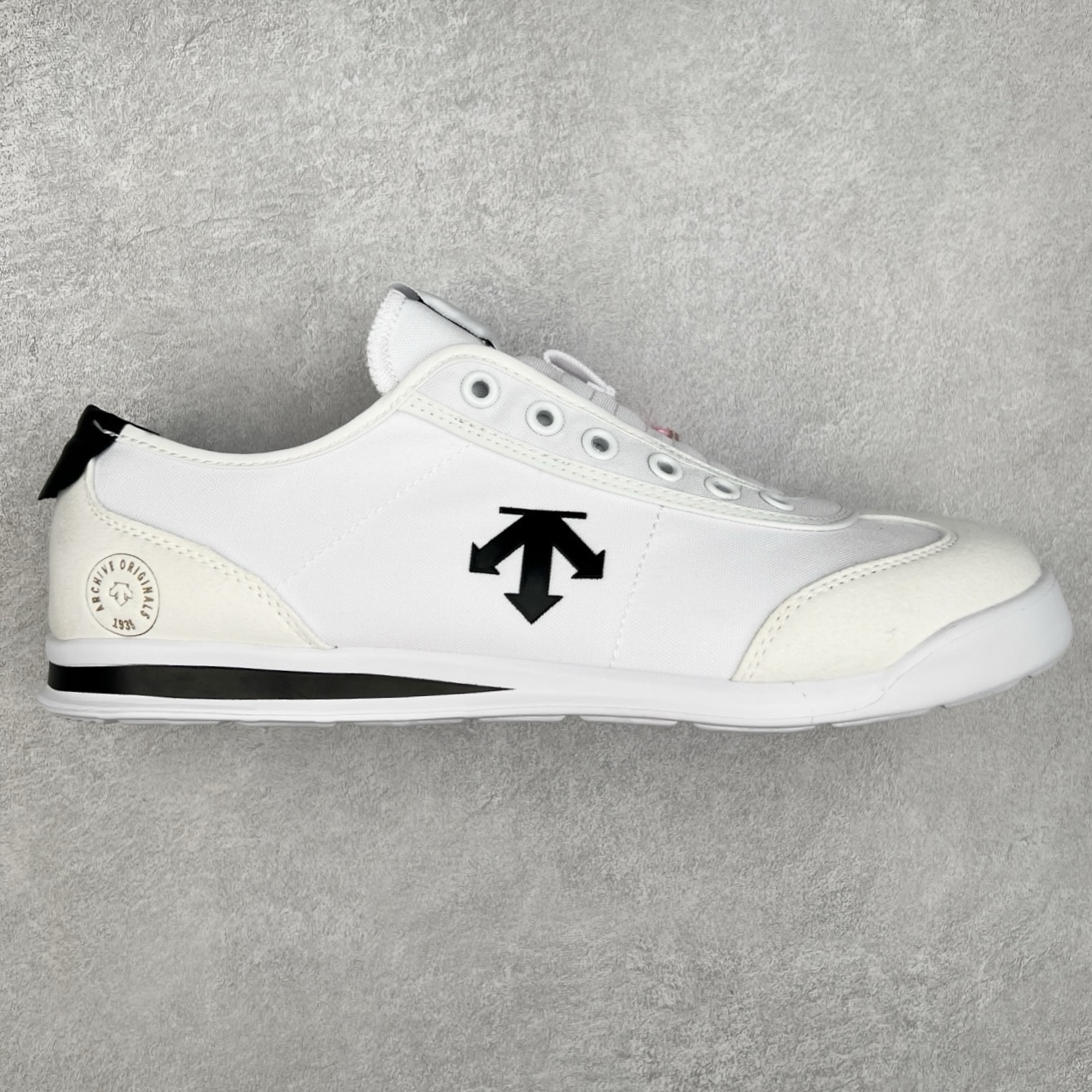 DESCENTE Sport Style Chron Racer迪桑特舒适百搭防滑耐磨低帮生活休闲鞋 是一款集复古与现代于一体的低帮跑步鞋 简洁的牛皮鞋面不仅彰显出时尚的质感 还适用于多种场合的穿搭 这款鞋子的透气性能极佳 轻质弹性鞋底则提供了良好的舒适度和耐磨性 使你在行走或跑步时都能感受到脚底的柔软与支撑 尺码：36 36.5 37.5 38 38.5 39 40 40.5 41 42 42.5 43 44 44.5 45-选品中心