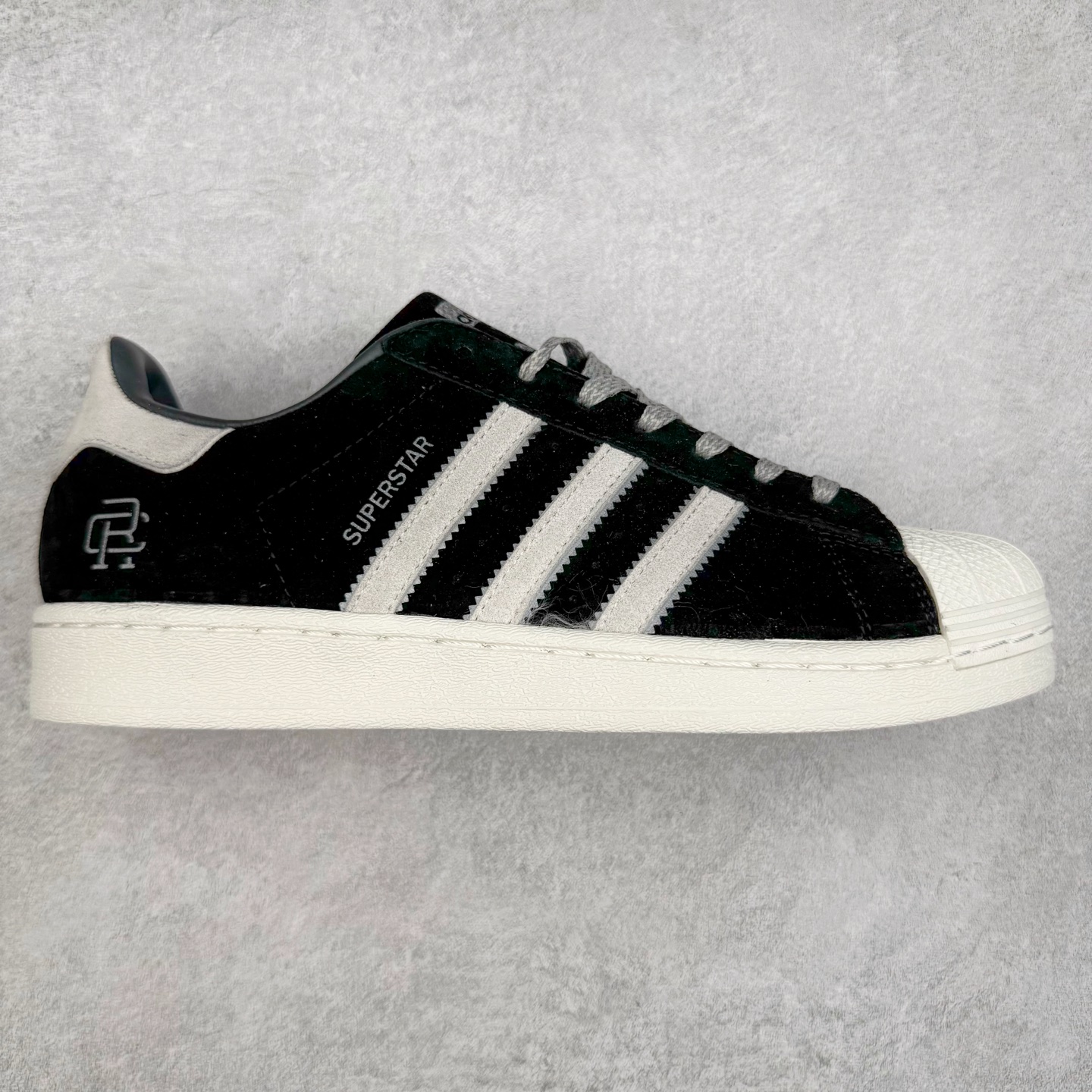 AD Originals Superstar 经典复古贝壳头板鞋 BS0912 诞生于1969年 是第一双将全皮面鞋 身与橡胶鞋头结合在一起的低帮篮球鞋 Superstar最开始 是作为高帮篮球鞋Pro Model的低帮版本而出现的 但因为其独特和醒目的橡胶鞋头造型而让大家熟知 被大家形象地称为\\\”shelltoe\\\”贝壳头 在70年代的美国职业篮球场上 接近3/4的NBA球员都将这双Superstar作为场上用鞋 80年代之后 经过不断的改良和发展 Superstar逐渐成为横跨时装、音乐、街头文化、休闲和运动等各大领域的时尚潮鞋 尺码：36 36.5 37 38 38.5 39 40 40.5 41 42 42.5 43 44 44.5 45-选品中心