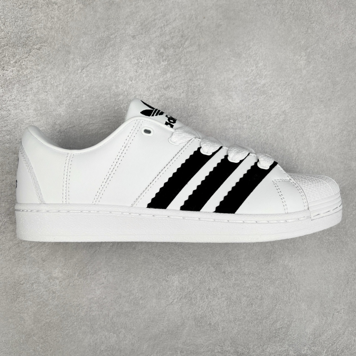 AD Originals Superstar 经典复古贝壳头板鞋 ID2552 诞生于1969年 是第一双将全皮面鞋 身与橡胶鞋头结合在一起的低帮篮球鞋 Superstar最开始 是作为高帮篮球鞋Pro Model的低帮版本而出现的 但因为其独特和醒目的橡胶鞋头造型而让大家熟知 被大家形象地称为\\\”shelltoe\\\”贝壳头 在70年代的美国职业篮球场上 接近3/4的NBA球员都将这双Superstar作为场上用鞋 80年代之后 经过不断的改良和发展 Superstar逐渐成为横跨时装、音乐、街头文化、休闲和运动等各大领域的时尚潮鞋 尺码：36 36.5 37 38 38.5 39 40 40.5 41 42 42.5 43 44 44.5 45-选品中心