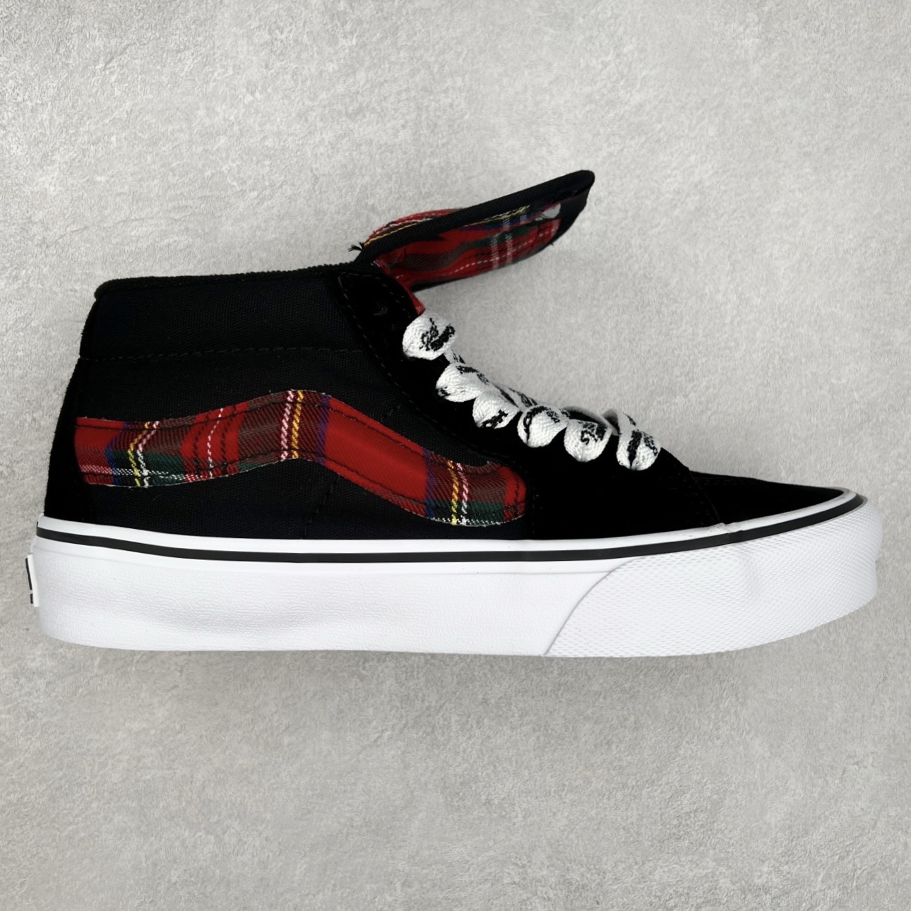 Vans x HommeGirls SK8-Mid Vans OTW携手hommegirls最新联名 时尚百搭防滑耐磨黑色苏格兰中帮休闲板鞋 加粗的侧边条纹以及外翻延伸的鞋舌搭配加粗满印鞋带 注入时尚基因 设计感十足 尺码：35 36 36.5 37 38 38.5 39 40 40.5 41 42 42.5 43 44 45-选品中心