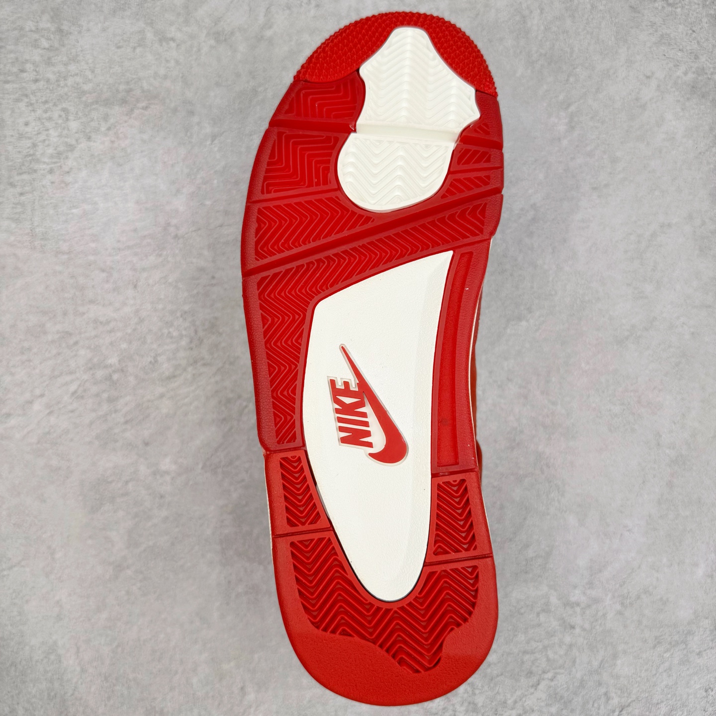 图片[9]-＃K版纯原 Nigel Sylvester x Air Jordan AJ4 “Brick by Brick” 联名红砖 货号：HF4340-800 全新升级改良 原鞋原楦原纸板同源开发 完美呈现乔4的版型 内侧正确双色网格 还原细节 原厂皮料 正确气垫颜色 正确网格工艺 正确拉帮工艺 全鞋原装材料制作 原档案原模具打造 支持全方位与正品对比 尺码：40 40.5 41 42 42.5 43 44 44.5 45 46 47.5-选品中心