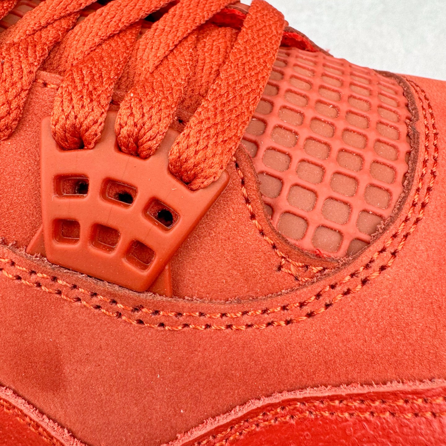 图片[15]-＃K版纯原 Nigel Sylvester x Air Jordan AJ4 “Brick by Brick” 联名红砖 货号：HF4340-800 全新升级改良 原鞋原楦原纸板同源开发 完美呈现乔4的版型 内侧正确双色网格 还原细节 原厂皮料 正确气垫颜色 正确网格工艺 正确拉帮工艺 全鞋原装材料制作 原档案原模具打造 支持全方位与正品对比 尺码：40 40.5 41 42 42.5 43 44 44.5 45 46 47.5-选品中心