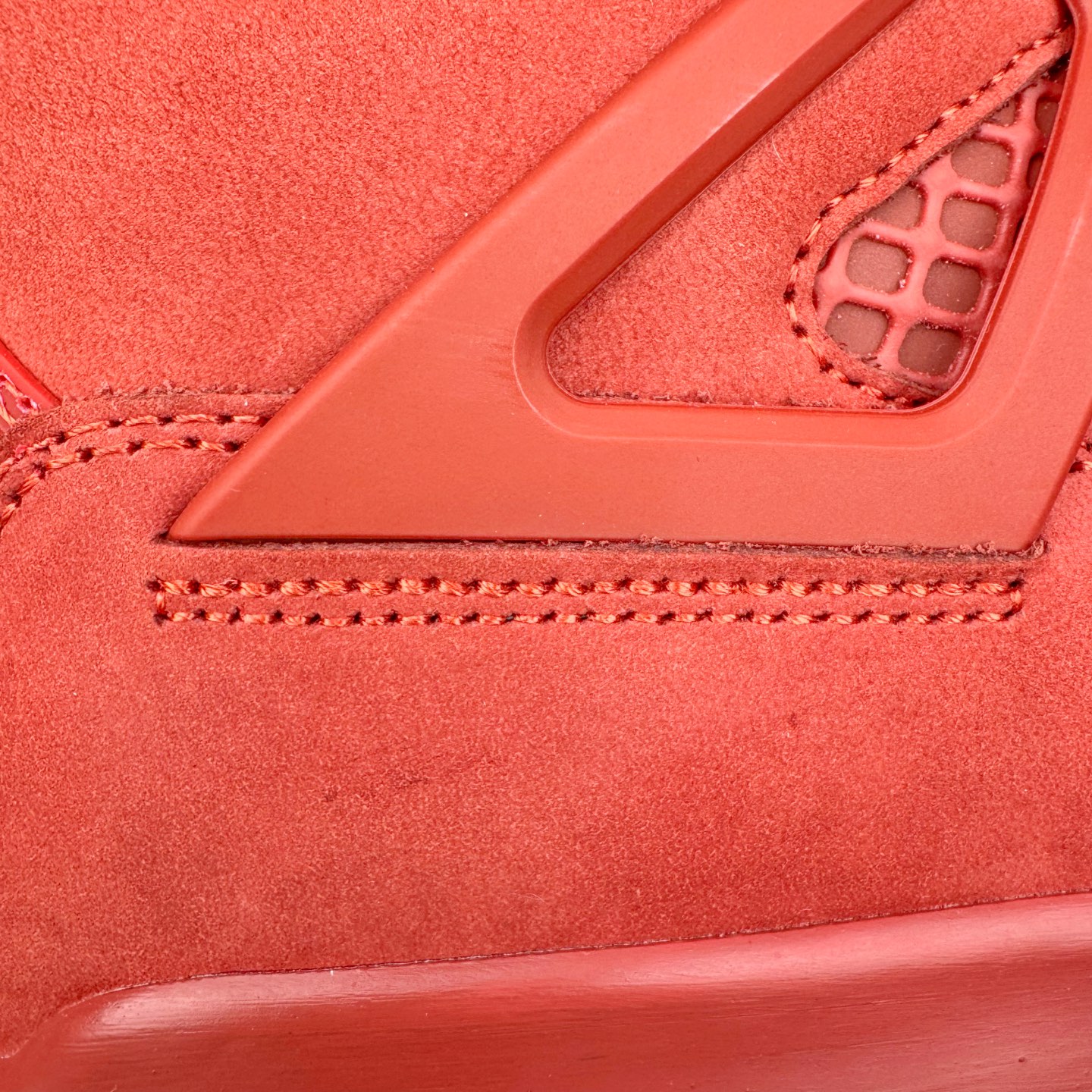 图片[19]-＃K版纯原 Nigel Sylvester x Air Jordan AJ4 “Brick by Brick” 联名红砖 货号：HF4340-800 全新升级改良 原鞋原楦原纸板同源开发 完美呈现乔4的版型 内侧正确双色网格 还原细节 原厂皮料 正确气垫颜色 正确网格工艺 正确拉帮工艺 全鞋原装材料制作 原档案原模具打造 支持全方位与正品对比 尺码：40 40.5 41 42 42.5 43 44 44.5 45 46 47.5-选品中心