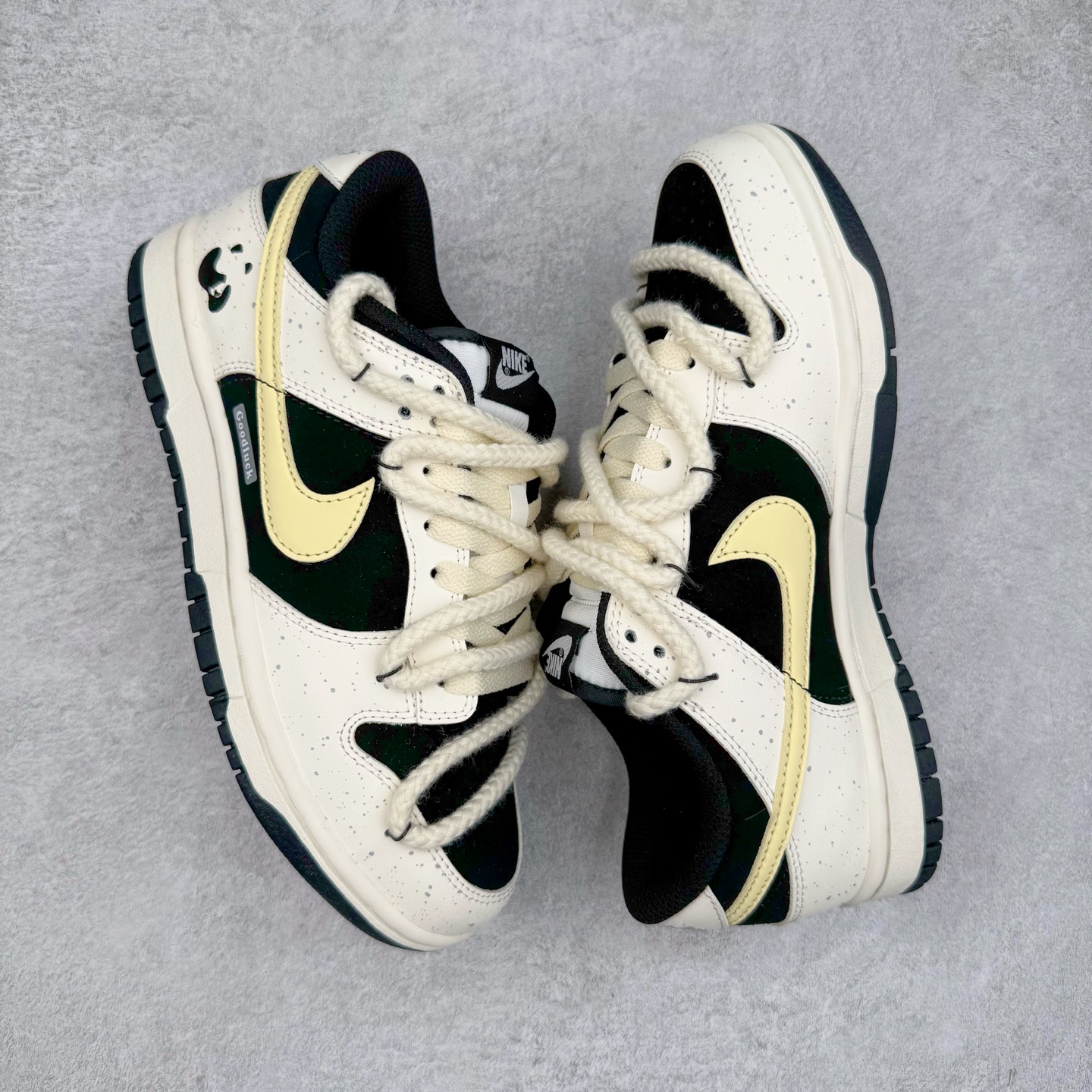 图片[3]-＃YC纯原 NK Dunk Low 奶酪小熊猫DD1391-100 此款以奶酪及国风小熊猫为灵感，奶白色和可爱奶酪黄交汇配色营造不一般的复古气质，呈现出鞋子的更多可玩性和潮流感。整体设计尽显个性，呈现出强烈的潮流氛围感，百搭耐看。穿着出门回头率满满，作为配搭单品更是风格鲜明，极具潮流感。定制系列天花板 无原鞋不开发 全系列得物原鞋一比一校对开发 配色持续更新中 终端对接 优势输出 全套原厂楦头原纸板数据档案倾力打造 原汁原味莞产 极致还原 圈内最强针车工艺 高端零售指定版 广东原厂配套原盒原标 鞋盒分三个尺码段 原厂冲刀 超高清洁度 全鞋零毛边皮料切割 采用原厂百宏鞋带以及原厂百宏织唛舌标 内标可供原厂几率过验 进口原装条纹中底布 四线拉帮白色点胶 原厂拉帮手法遵循公司 原厂电绣 极致还原 尺码：36 36.5 37.5 38 38.5 39 40-选品中心