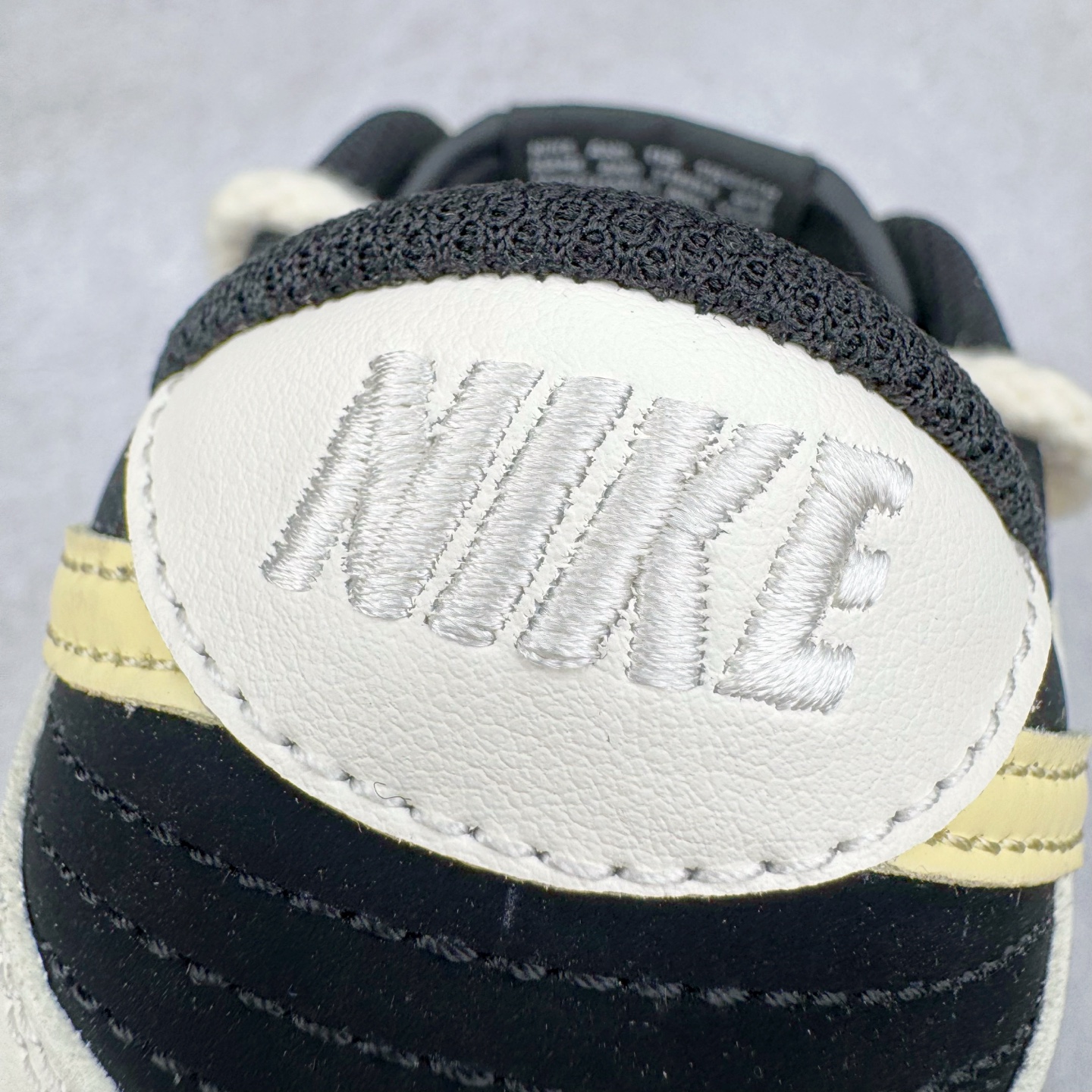 图片[15]-＃YC纯原 NK Dunk Low 奶酪小熊猫DD1391-100 此款以奶酪及国风小熊猫为灵感，奶白色和可爱奶酪黄交汇配色营造不一般的复古气质，呈现出鞋子的更多可玩性和潮流感。整体设计尽显个性，呈现出强烈的潮流氛围感，百搭耐看。穿着出门回头率满满，作为配搭单品更是风格鲜明，极具潮流感。定制系列天花板 无原鞋不开发 全系列得物原鞋一比一校对开发 配色持续更新中 终端对接 优势输出 全套原厂楦头原纸板数据档案倾力打造 原汁原味莞产 极致还原 圈内最强针车工艺 高端零售指定版 广东原厂配套原盒原标 鞋盒分三个尺码段 原厂冲刀 超高清洁度 全鞋零毛边皮料切割 采用原厂百宏鞋带以及原厂百宏织唛舌标 内标可供原厂几率过验 进口原装条纹中底布 四线拉帮白色点胶 原厂拉帮手法遵循公司 原厂电绣 极致还原 尺码：36 36.5 37.5 38 38.5 39 40-选品中心