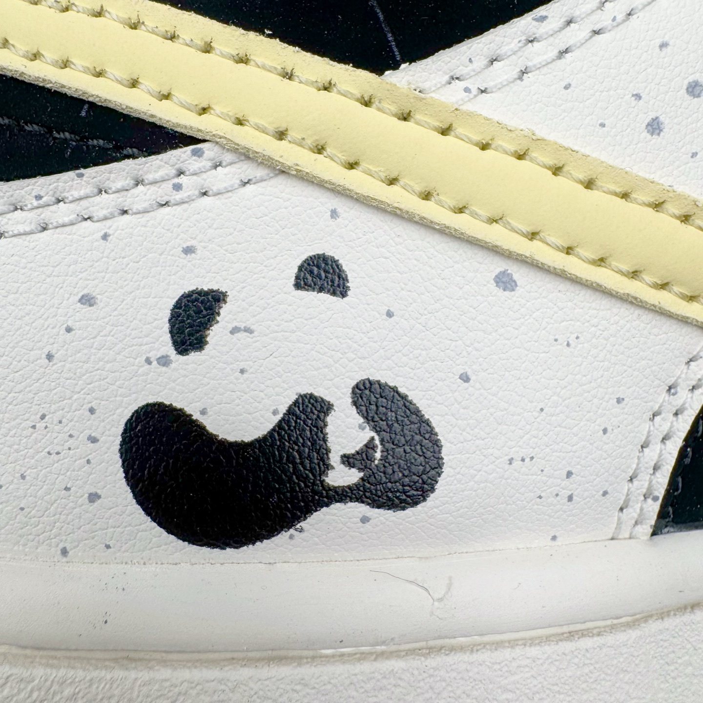 图片[16]-＃YC纯原 NK Dunk Low 奶酪小熊猫DD1391-100 此款以奶酪及国风小熊猫为灵感，奶白色和可爱奶酪黄交汇配色营造不一般的复古气质，呈现出鞋子的更多可玩性和潮流感。整体设计尽显个性，呈现出强烈的潮流氛围感，百搭耐看。穿着出门回头率满满，作为配搭单品更是风格鲜明，极具潮流感。定制系列天花板 无原鞋不开发 全系列得物原鞋一比一校对开发 配色持续更新中 终端对接 优势输出 全套原厂楦头原纸板数据档案倾力打造 原汁原味莞产 极致还原 圈内最强针车工艺 高端零售指定版 广东原厂配套原盒原标 鞋盒分三个尺码段 原厂冲刀 超高清洁度 全鞋零毛边皮料切割 采用原厂百宏鞋带以及原厂百宏织唛舌标 内标可供原厂几率过验 进口原装条纹中底布 四线拉帮白色点胶 原厂拉帮手法遵循公司 原厂电绣 极致还原 尺码：36 36.5 37.5 38 38.5 39 40-选品中心