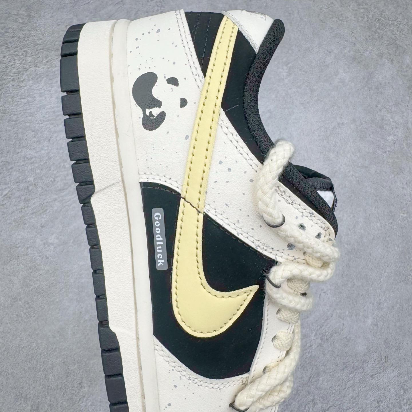 图片[6]-＃YC纯原 NK Dunk Low 奶酪小熊猫DD1391-100 此款以奶酪及国风小熊猫为灵感，奶白色和可爱奶酪黄交汇配色营造不一般的复古气质，呈现出鞋子的更多可玩性和潮流感。整体设计尽显个性，呈现出强烈的潮流氛围感，百搭耐看。穿着出门回头率满满，作为配搭单品更是风格鲜明，极具潮流感。定制系列天花板 无原鞋不开发 全系列得物原鞋一比一校对开发 配色持续更新中 终端对接 优势输出 全套原厂楦头原纸板数据档案倾力打造 原汁原味莞产 极致还原 圈内最强针车工艺 高端零售指定版 广东原厂配套原盒原标 鞋盒分三个尺码段 原厂冲刀 超高清洁度 全鞋零毛边皮料切割 采用原厂百宏鞋带以及原厂百宏织唛舌标 内标可供原厂几率过验 进口原装条纹中底布 四线拉帮白色点胶 原厂拉帮手法遵循公司 原厂电绣 极致还原 尺码：36 36.5 37.5 38 38.5 39 40-选品中心