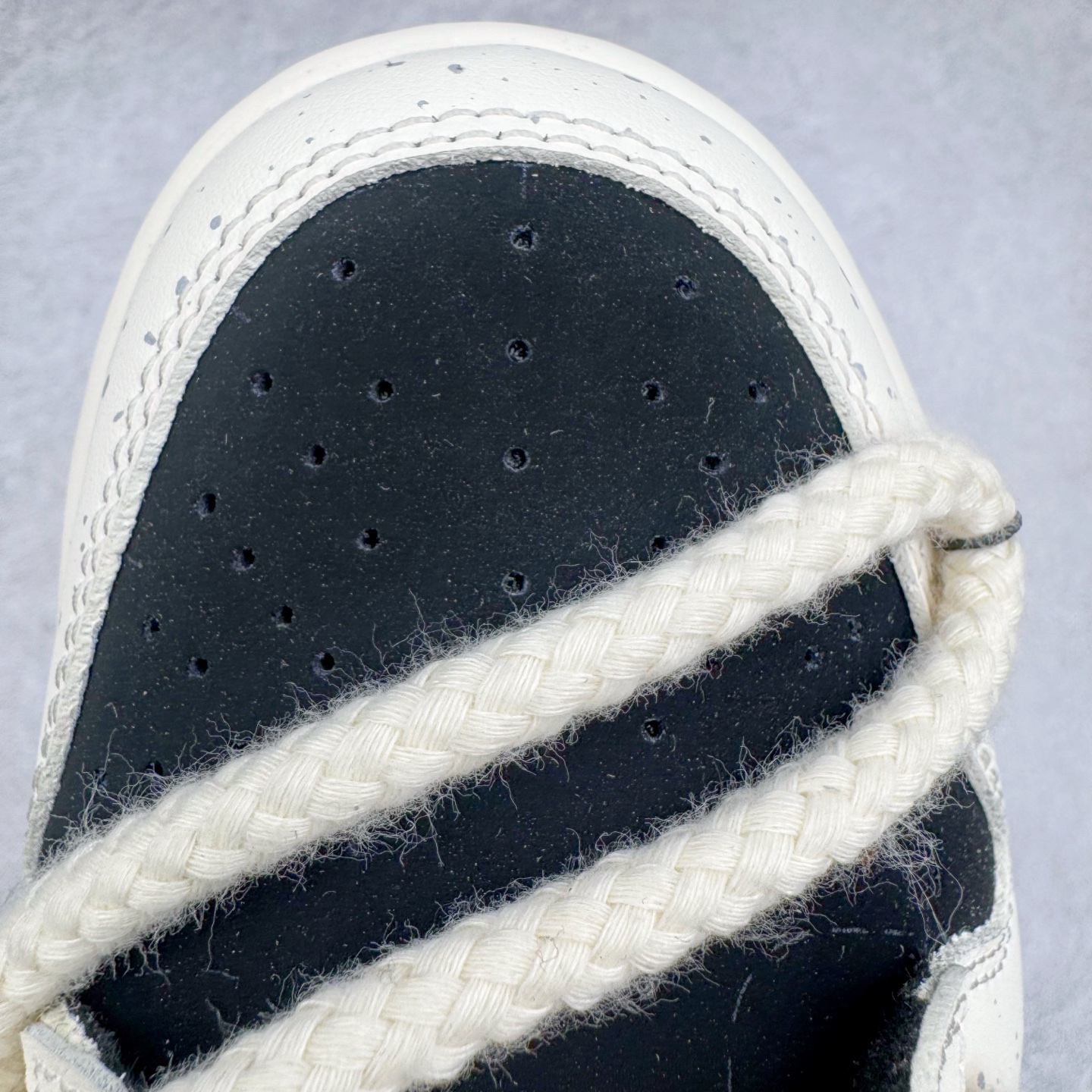 图片[14]-＃YC纯原 NK Dunk Low 奶酪小熊猫DD1391-100 此款以奶酪及国风小熊猫为灵感，奶白色和可爱奶酪黄交汇配色营造不一般的复古气质，呈现出鞋子的更多可玩性和潮流感。整体设计尽显个性，呈现出强烈的潮流氛围感，百搭耐看。穿着出门回头率满满，作为配搭单品更是风格鲜明，极具潮流感。定制系列天花板 无原鞋不开发 全系列得物原鞋一比一校对开发 配色持续更新中 终端对接 优势输出 全套原厂楦头原纸板数据档案倾力打造 原汁原味莞产 极致还原 圈内最强针车工艺 高端零售指定版 广东原厂配套原盒原标 鞋盒分三个尺码段 原厂冲刀 超高清洁度 全鞋零毛边皮料切割 采用原厂百宏鞋带以及原厂百宏织唛舌标 内标可供原厂几率过验 进口原装条纹中底布 四线拉帮白色点胶 原厂拉帮手法遵循公司 原厂电绣 极致还原 尺码：36 36.5 37.5 38 38.5 39 40-选品中心