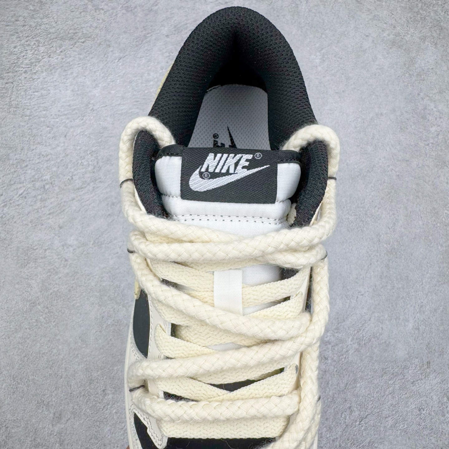 图片[5]-＃YC纯原 NK Dunk Low 奶酪小熊猫DD1391-100 此款以奶酪及国风小熊猫为灵感，奶白色和可爱奶酪黄交汇配色营造不一般的复古气质，呈现出鞋子的更多可玩性和潮流感。整体设计尽显个性，呈现出强烈的潮流氛围感，百搭耐看。穿着出门回头率满满，作为配搭单品更是风格鲜明，极具潮流感。定制系列天花板 无原鞋不开发 全系列得物原鞋一比一校对开发 配色持续更新中 终端对接 优势输出 全套原厂楦头原纸板数据档案倾力打造 原汁原味莞产 极致还原 圈内最强针车工艺 高端零售指定版 广东原厂配套原盒原标 鞋盒分三个尺码段 原厂冲刀 超高清洁度 全鞋零毛边皮料切割 采用原厂百宏鞋带以及原厂百宏织唛舌标 内标可供原厂几率过验 进口原装条纹中底布 四线拉帮白色点胶 原厂拉帮手法遵循公司 原厂电绣 极致还原 尺码：36 36.5 37.5 38 38.5 39 40-选品中心