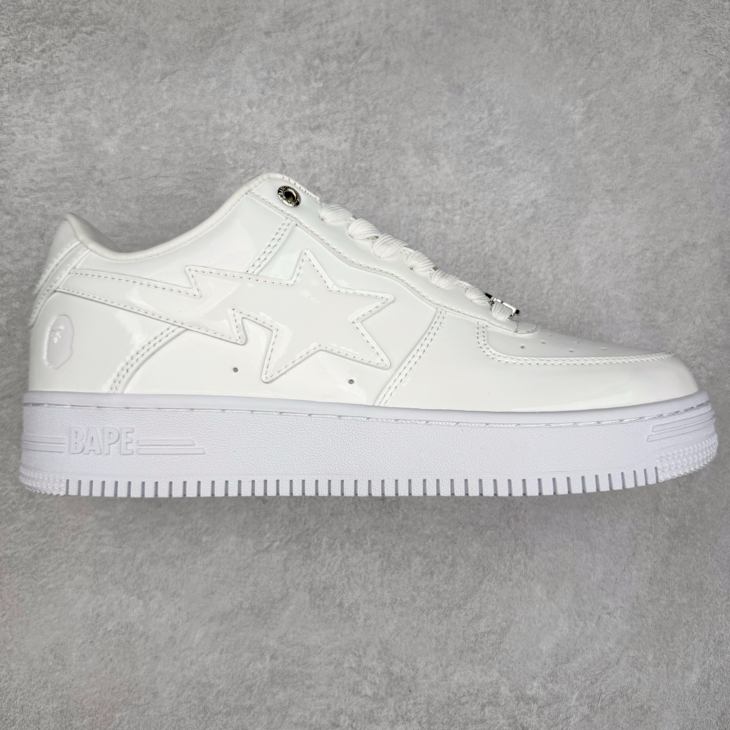 #PB纯原福利‼️
💰90 合作私
Bape Sta To Low 明星同款 猿人头经典漆皮低帮运动休闲板鞋 全套原纸板楦头开发 确保原汁原味 市场最完美低趴版型 一比一鞋头弧度高度鞋身弧度 外贸平台指定订单 匠心打造 开发时长超过半年 独家私模磨具冲刀加持 原厂特供皮料光泽色卡零偏差 内里均采用市场最好的超软原厂填充棉 原数据进口机台高频印压LOGO 最高QC检验标准 控制溢胶瑕疵 深浅定位均保持zp一致 中底嵌入Ortholite缓震材质 全套原包装 包含猿人logo 定制防尘袋 尺码:36 36.5 38 38.5 40 40.5 41 42 42.5 43 44 44.5 45 46