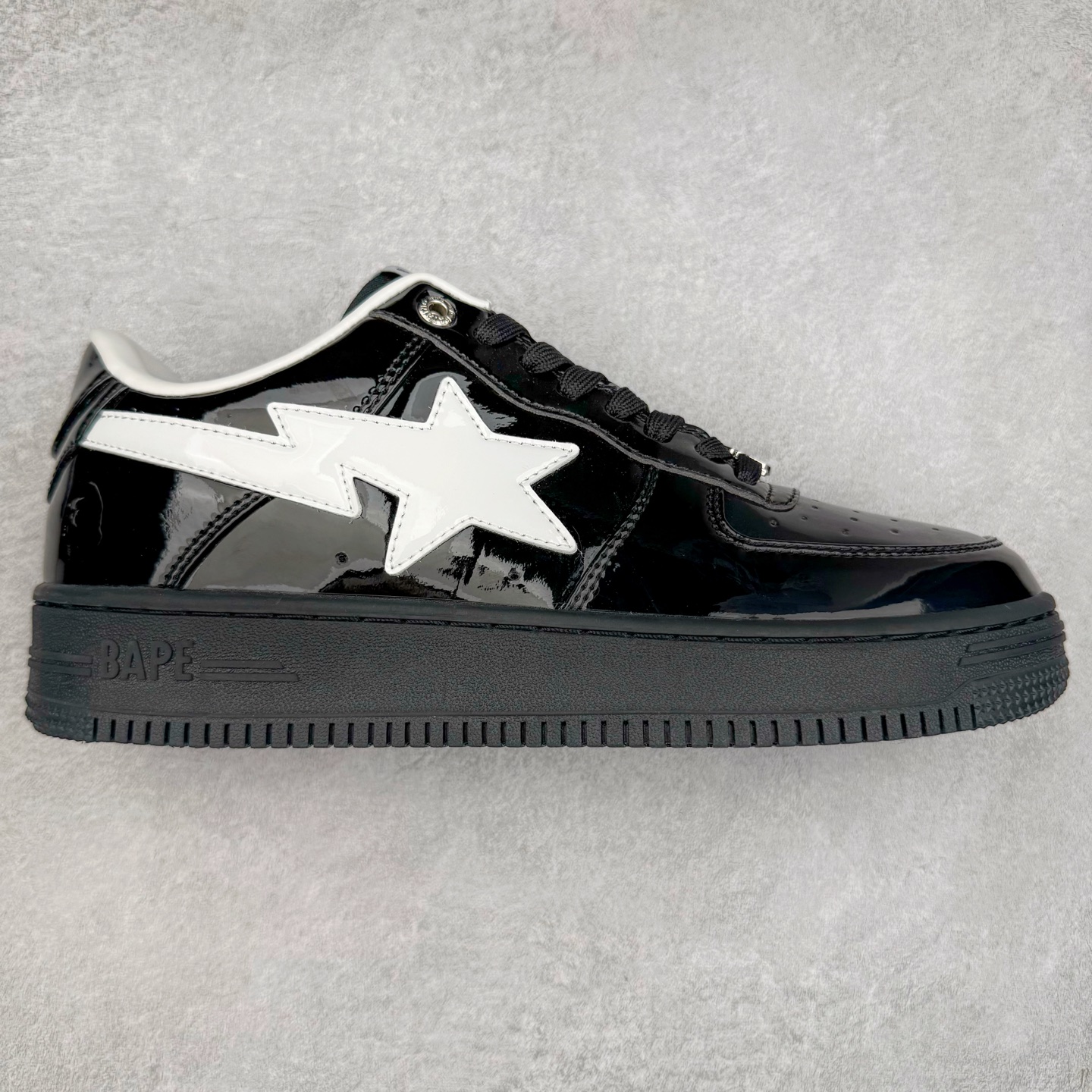 #PB纯原福利‼️
💰90 合作私
Bape Sta To Low 明星同款 猿人头经典漆皮低帮运动休闲板鞋 全套原纸板楦头开发 确保原汁原味 市场最完美低趴版型 一比一鞋头弧度高度鞋身弧度 外贸平台指定订单 匠心打造 开发时长超过半年 独家私模磨具冲刀加持 原厂特供皮料光泽色卡零偏差 内里均采用市场最好的超软原厂填充棉 原数据进口机台高频印压LOGO 最高QC检验标准 控制溢胶瑕疵 深浅定位均保持zp一致 中底嵌入Ortholite缓震材质 全套原包装 包含猿人logo 定制防尘袋 尺码:36 36.5 38 38.5 40 40.5 41 42 42.5 43 44 44.5 45 46