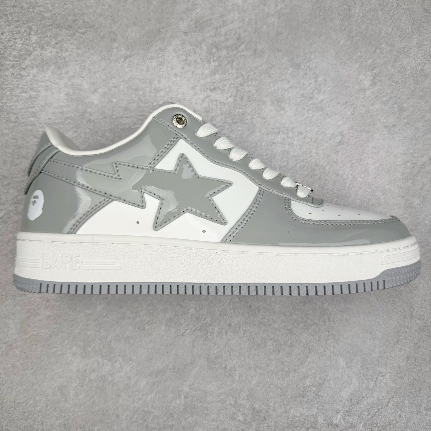 #PB纯原福利‼️
💰90 合作私
Bape Sta To Low 明星同款 猿人头经典漆皮低帮运动休闲板鞋 全套原纸板楦头开发 确保原汁原味 市场最完美低趴版型 一比一鞋头弧度高度鞋身弧度 外贸平台指定订单 匠心打造 开发时长超过半年 独家私模磨具冲刀加持 原厂特供皮料光泽色卡零偏差 内里均采用市场最好的超软原厂填充棉 原数据进口机台高频印压LOGO 最高QC检验标准 控制溢胶瑕疵 深浅定位均保持zp一致 中底嵌入Ortholite缓震材质 全套原包装 包含猿人logo 定制防尘袋 尺码:36 36.5 38 38.5 40 40.5 41 42 42.5 43 44 44.5 45 46