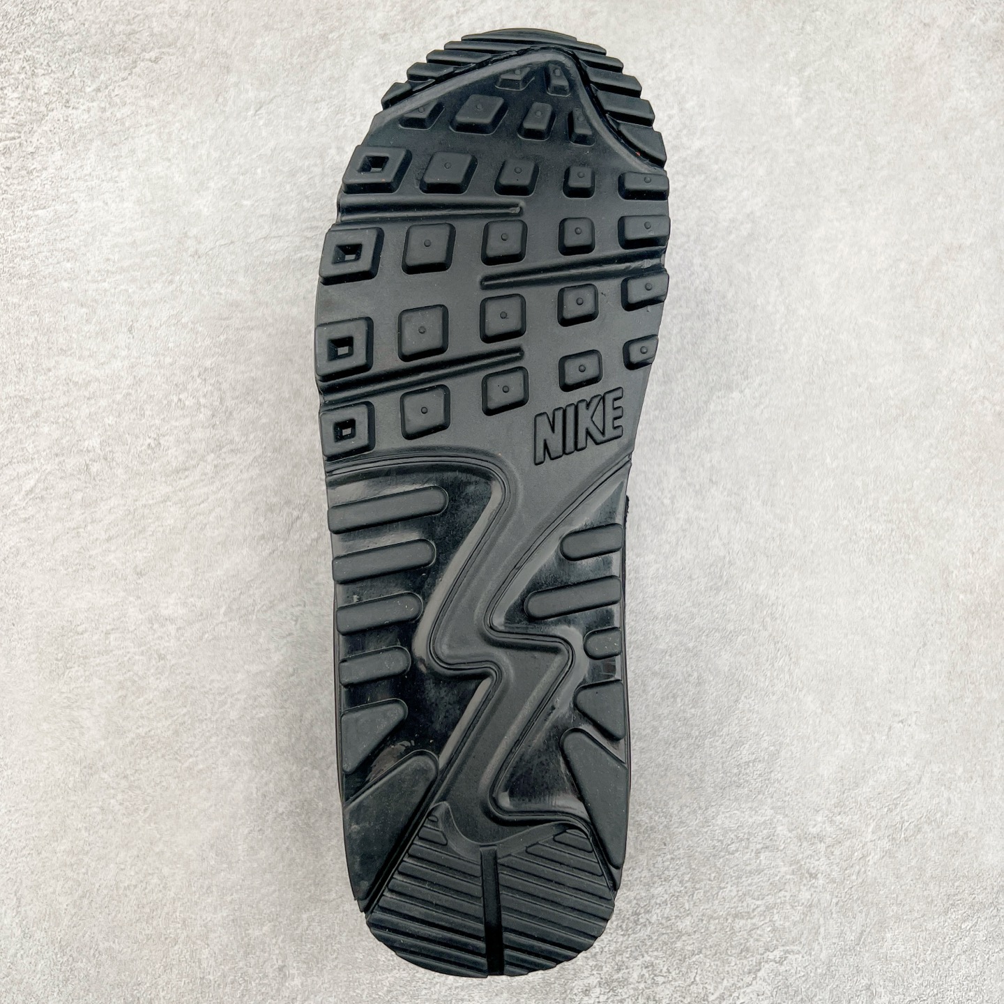 图片[9]-＃MX版 NK Air MAX 90 气垫复古减震跑步鞋 HV6224-001 经典重温 独家陆续补货 外单专供大厂出品 品质稳定 一百余色 终端操作 Air Max 90于1990年推出 来自Air Max系列 在Air Max 1的基础上改进而得 增加了气垫面积 外型上也更为流线 最特別的就是加入了菱纹塑胶嵌板 为Air Max 90增添了许多潮流气息 皮革鞋面 造就出色耐穿性和支撑力 Max Air缓震配置搭配泡棉中底 令Air Max 90轻盈而舒适 华夫格橡胶外底 铸就Air Max 90非凡的抓地力 而Air Max 90不仅是一双跑鞋 它成功跨越了时间的演进 成为了球鞋文化与潮流圈中最熟为人知的鞋款之一 尺码：36 36.5 37.5 38 38.5 39 40 40.5 41 42 42.5 43 44 44.5 45-选品中心