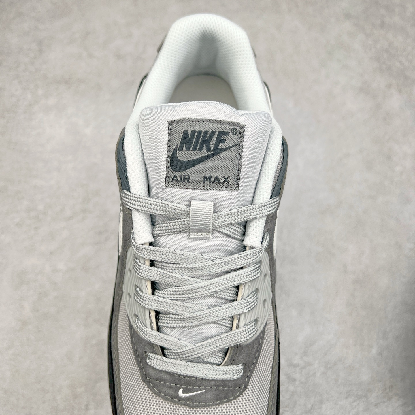 图片[5]-＃MX版 NK Air MAX 90 气垫复古减震跑步鞋 HQ3817-001 经典重温 独家陆续补货 外单专供大厂出品 品质稳定 一百余色 终端操作 Air Max 90于1990年推出 来自Air Max系列 在Air Max 1的基础上改进而得 增加了气垫面积 外型上也更为流线 最特別的就是加入了菱纹塑胶嵌板 为Air Max 90增添了许多潮流气息 皮革鞋面 造就出色耐穿性和支撑力 Max Air缓震配置搭配泡棉中底 令Air Max 90轻盈而舒适 华夫格橡胶外底 铸就Air Max 90非凡的抓地力 而Air Max 90不仅是一双跑鞋 它成功跨越了时间的演进 成为了球鞋文化与潮流圈中最熟为人知的鞋款之一 尺码：36 36.5 37.5 38 38.5 39 40 40.5 41 42 42.5 43 44 44.5 45-选品中心