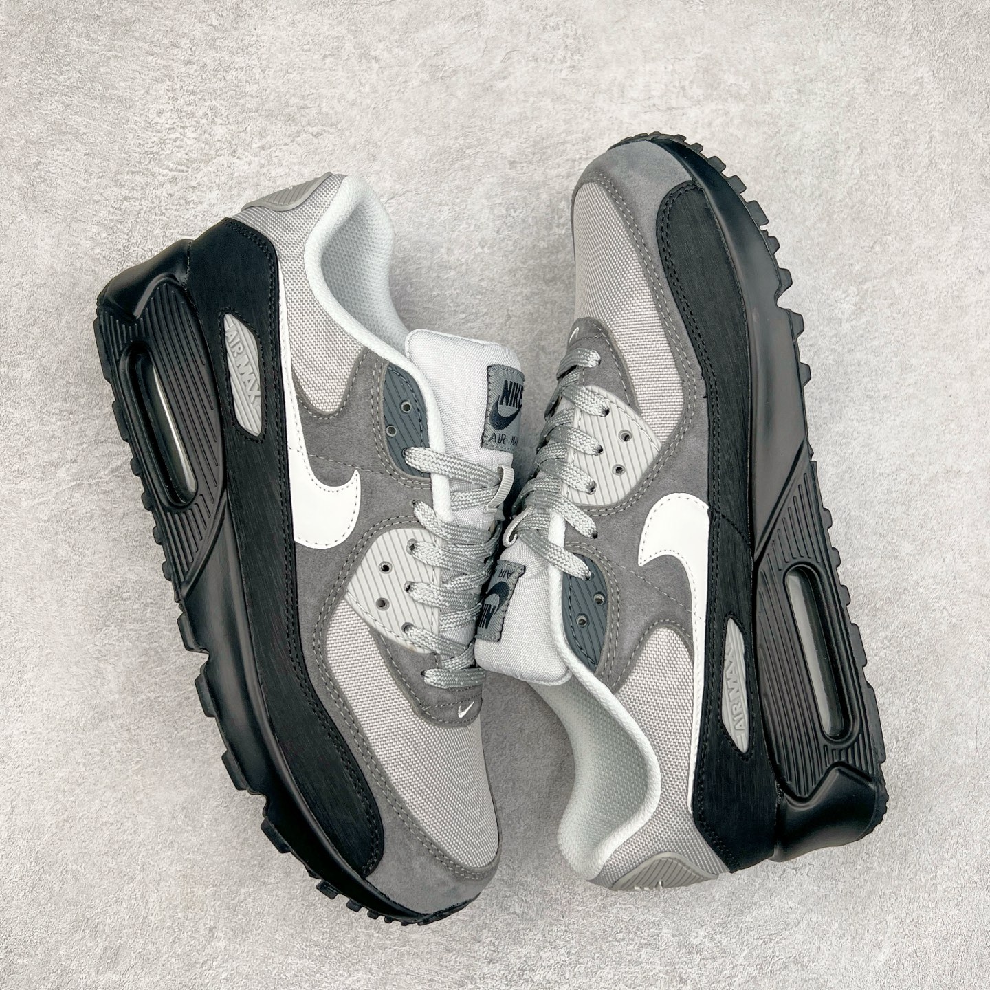 图片[3]-＃MX版 NK Air MAX 90 气垫复古减震跑步鞋 HQ3817-001 经典重温 独家陆续补货 外单专供大厂出品 品质稳定 一百余色 终端操作 Air Max 90于1990年推出 来自Air Max系列 在Air Max 1的基础上改进而得 增加了气垫面积 外型上也更为流线 最特別的就是加入了菱纹塑胶嵌板 为Air Max 90增添了许多潮流气息 皮革鞋面 造就出色耐穿性和支撑力 Max Air缓震配置搭配泡棉中底 令Air Max 90轻盈而舒适 华夫格橡胶外底 铸就Air Max 90非凡的抓地力 而Air Max 90不仅是一双跑鞋 它成功跨越了时间的演进 成为了球鞋文化与潮流圈中最熟为人知的鞋款之一 尺码：36 36.5 37.5 38 38.5 39 40 40.5 41 42 42.5 43 44 44.5 45-选品中心