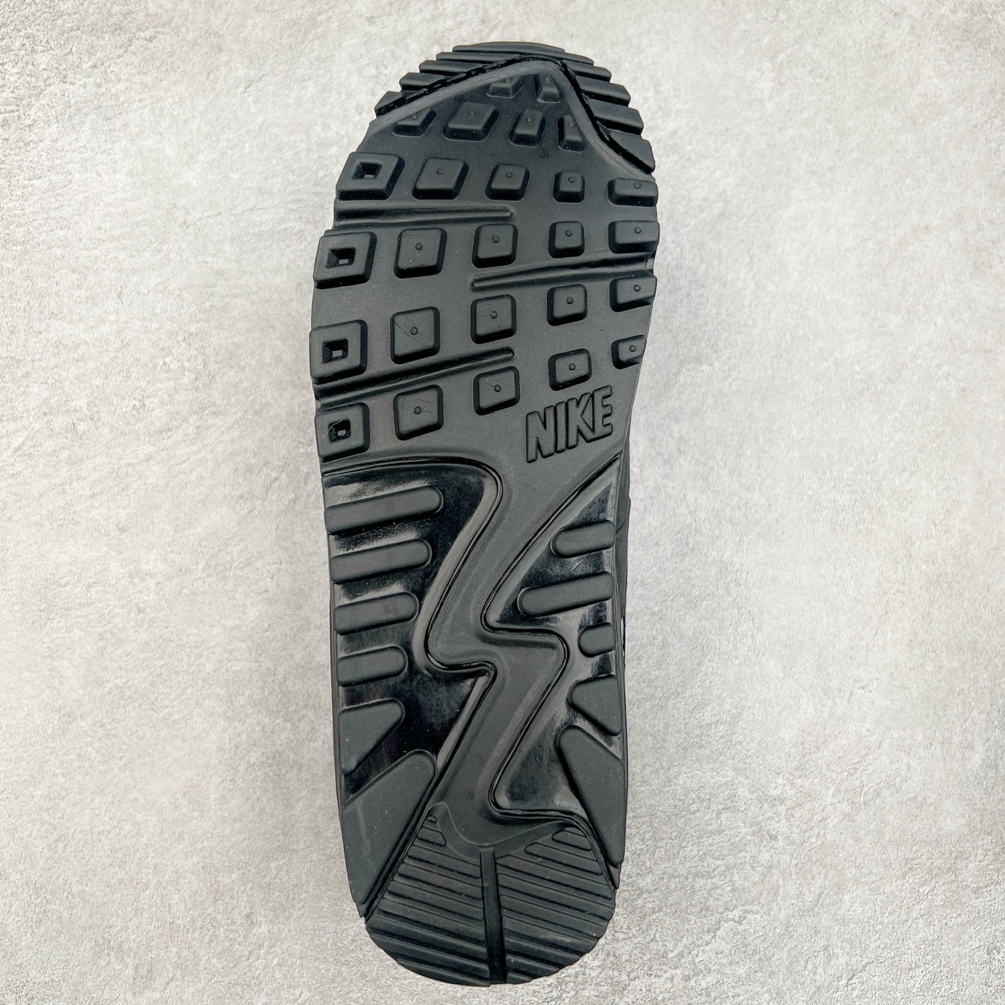 图片[9]-＃MX版 NK Air MAX 90 气垫复古减震跑步鞋 HQ3817-001 经典重温 独家陆续补货 外单专供大厂出品 品质稳定 一百余色 终端操作 Air Max 90于1990年推出 来自Air Max系列 在Air Max 1的基础上改进而得 增加了气垫面积 外型上也更为流线 最特別的就是加入了菱纹塑胶嵌板 为Air Max 90增添了许多潮流气息 皮革鞋面 造就出色耐穿性和支撑力 Max Air缓震配置搭配泡棉中底 令Air Max 90轻盈而舒适 华夫格橡胶外底 铸就Air Max 90非凡的抓地力 而Air Max 90不仅是一双跑鞋 它成功跨越了时间的演进 成为了球鞋文化与潮流圈中最熟为人知的鞋款之一 尺码：36 36.5 37.5 38 38.5 39 40 40.5 41 42 42.5 43 44 44.5 45-选品中心