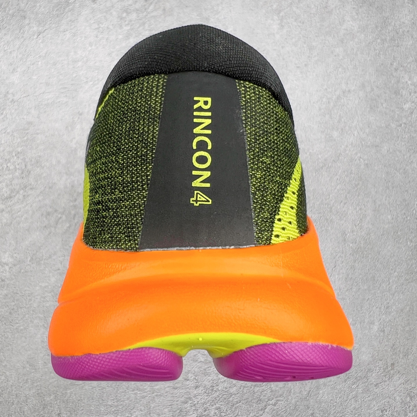 图片[8]-HOKA ONE ONE RINCON 4 舒适防滑耐磨低帮休闲跑步鞋 Rincon 4 是一款日常训练用的跑步鞋，踩上去的感觉很结实。它适合中短距离跑步，但如果您习惯于稍硬的感觉，也可以用于长距离跑步。但它的速度不够快，不能作为速度训练鞋，也不够柔软，不能作为恢复训练鞋，日常里程跑才是它的优势所在。如果您想尝试 Hoka 跑鞋，又想享受极具竞争力的价格，那就试试这款鞋吧。尺码：36 36.5 37.5 38 38.5 39 40 40.5 41 42 42.5 43 44 44.5 45-选品中心