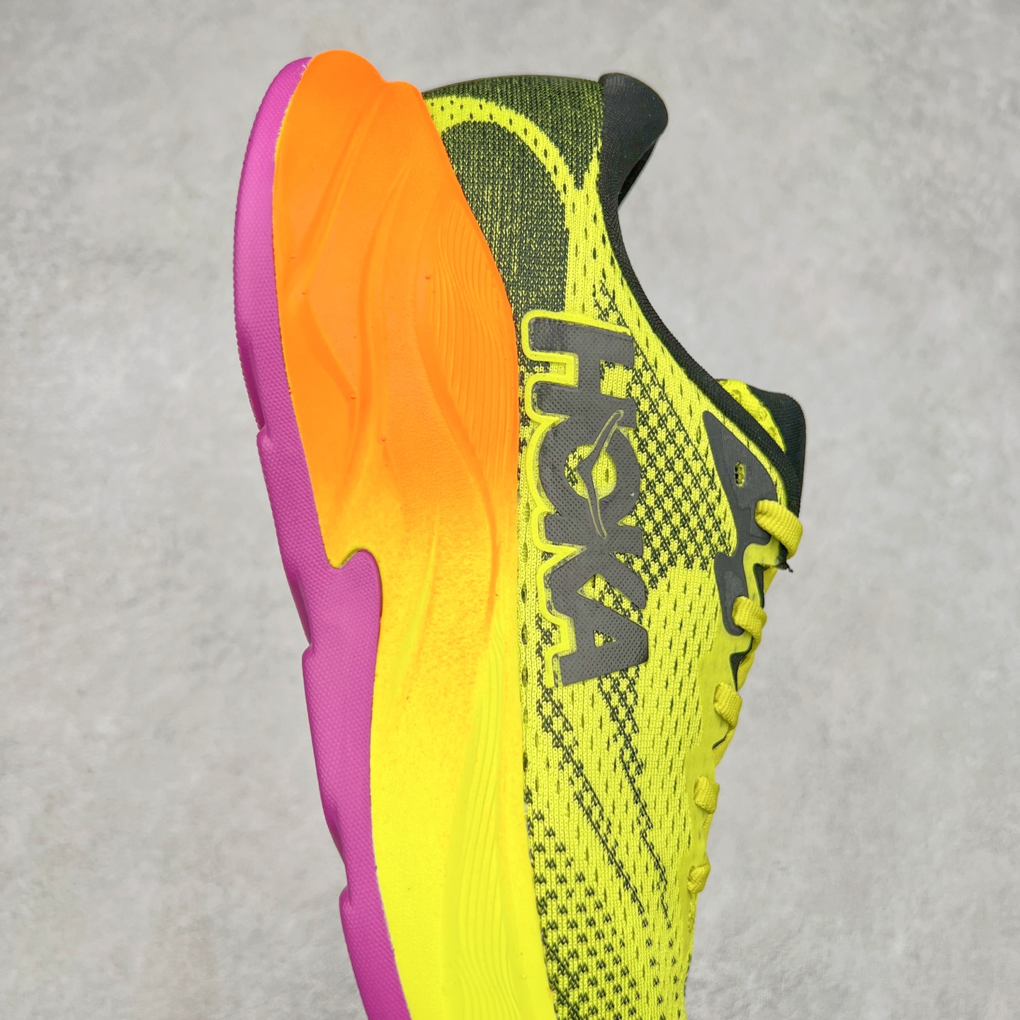 图片[6]-HOKA ONE ONE RINCON 4 舒适防滑耐磨低帮休闲跑步鞋 Rincon 4 是一款日常训练用的跑步鞋，踩上去的感觉很结实。它适合中短距离跑步，但如果您习惯于稍硬的感觉，也可以用于长距离跑步。但它的速度不够快，不能作为速度训练鞋，也不够柔软，不能作为恢复训练鞋，日常里程跑才是它的优势所在。如果您想尝试 Hoka 跑鞋，又想享受极具竞争力的价格，那就试试这款鞋吧。尺码：36 36.5 37.5 38 38.5 39 40 40.5 41 42 42.5 43 44 44.5 45-选品中心