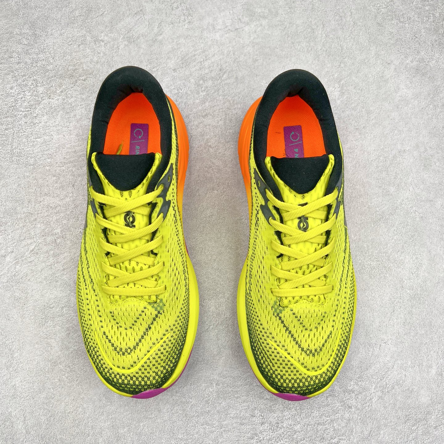 图片[2]-HOKA ONE ONE RINCON 4 舒适防滑耐磨低帮休闲跑步鞋 Rincon 4 是一款日常训练用的跑步鞋，踩上去的感觉很结实。它适合中短距离跑步，但如果您习惯于稍硬的感觉，也可以用于长距离跑步。但它的速度不够快，不能作为速度训练鞋，也不够柔软，不能作为恢复训练鞋，日常里程跑才是它的优势所在。如果您想尝试 Hoka 跑鞋，又想享受极具竞争力的价格，那就试试这款鞋吧。尺码：36 36.5 37.5 38 38.5 39 40 40.5 41 42 42.5 43 44 44.5 45-选品中心