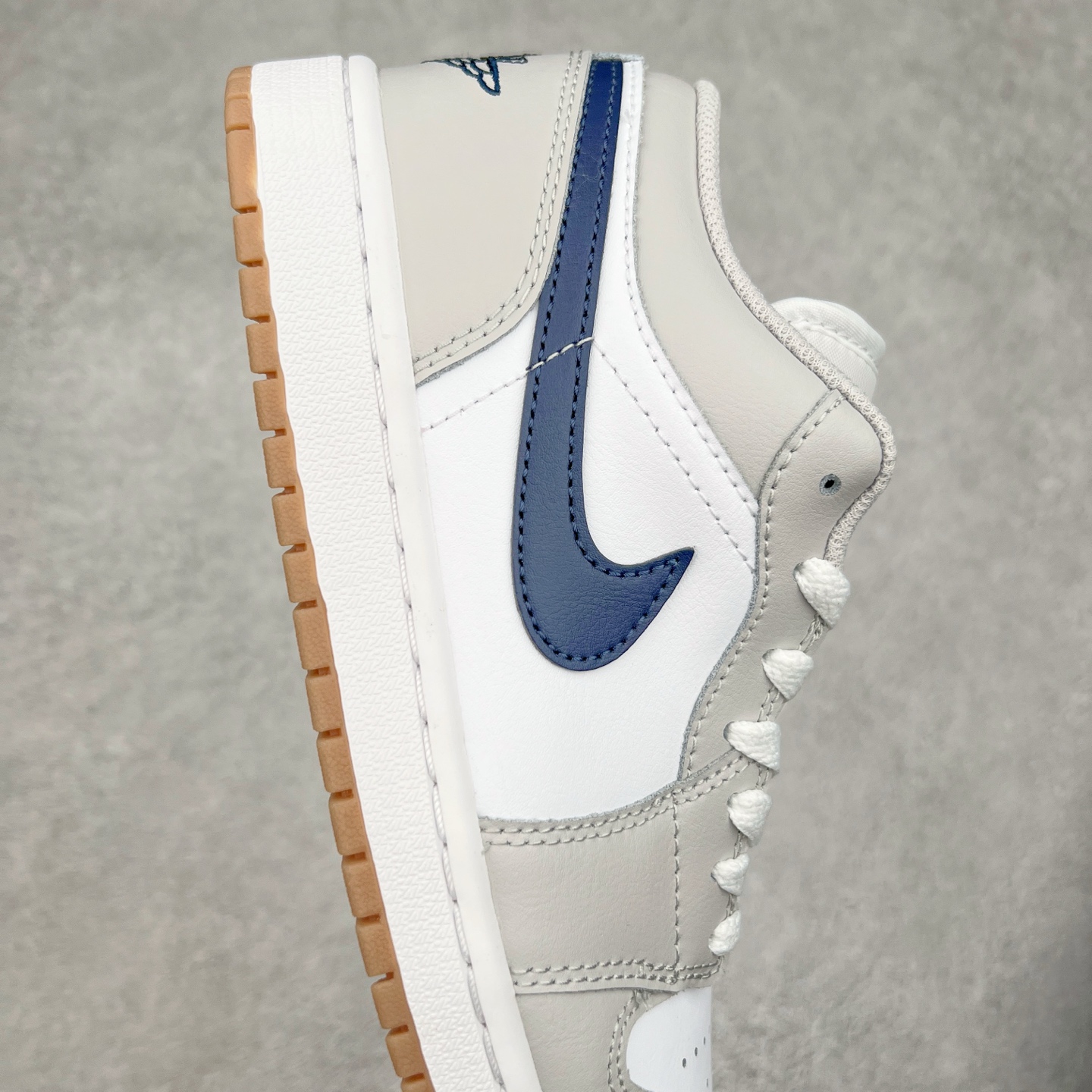 图片[6]-＃DT纯原 Air Jordan AJ1 Low 低帮 灰蓝 553558-146 终端优势供应 市面中低帮最具代表性版本没有之一 口碑大厂出品 品控大底版型不断改良更新 全套原纸板楦头开发 确保原汁原味 完美呈现版型 完美零毛边处理 原厂内置全掌气垫 价格定位良心 平台专用代工流水线出品 一眼公司既视感 拿到手的一瞬间就与众不同 碾压市面所有版本 全部原鞋开发 每一个配色都会采购原鞋确认细节 打破市面看图做货无好货之说 尺码：35.5 36 36.5 37.5 38 38.5 39 40 40.5 41 42 42.5 43 44 44.5 45 46-选品中心