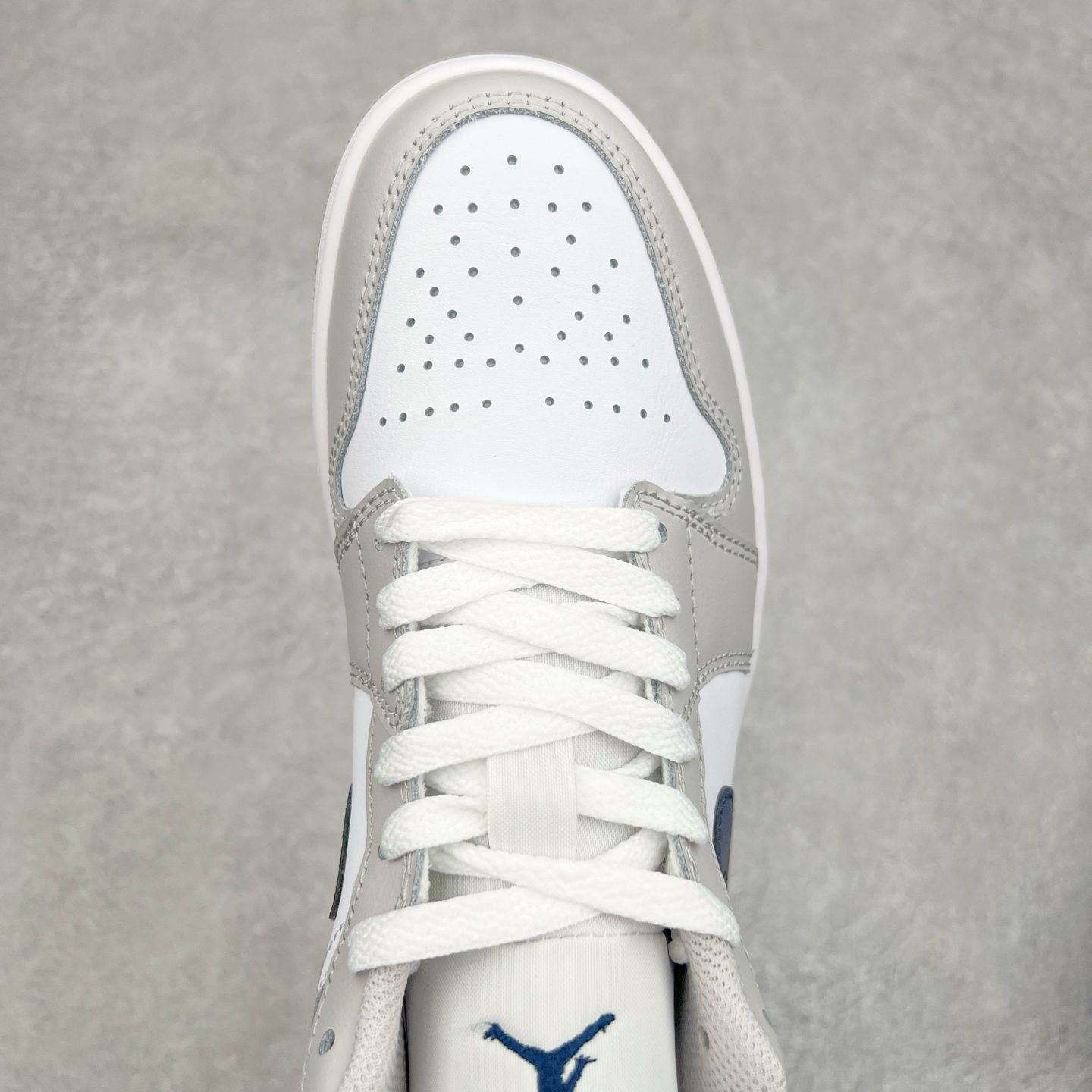 图片[4]-＃DT纯原 Air Jordan AJ1 Low 低帮 灰蓝 553558-146 终端优势供应 市面中低帮最具代表性版本没有之一 口碑大厂出品 品控大底版型不断改良更新 全套原纸板楦头开发 确保原汁原味 完美呈现版型 完美零毛边处理 原厂内置全掌气垫 价格定位良心 平台专用代工流水线出品 一眼公司既视感 拿到手的一瞬间就与众不同 碾压市面所有版本 全部原鞋开发 每一个配色都会采购原鞋确认细节 打破市面看图做货无好货之说 尺码：35.5 36 36.5 37.5 38 38.5 39 40 40.5 41 42 42.5 43 44 44.5 45 46-选品中心