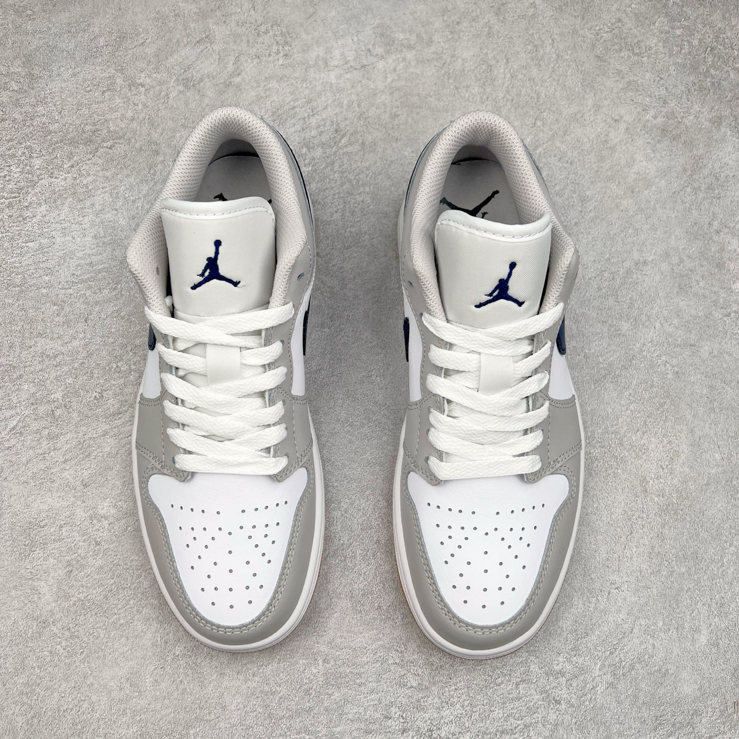 图片[2]-＃DT纯原 Air Jordan AJ1 Low 低帮 灰蓝 553558-146 终端优势供应 市面中低帮最具代表性版本没有之一 口碑大厂出品 品控大底版型不断改良更新 全套原纸板楦头开发 确保原汁原味 完美呈现版型 完美零毛边处理 原厂内置全掌气垫 价格定位良心 平台专用代工流水线出品 一眼公司既视感 拿到手的一瞬间就与众不同 碾压市面所有版本 全部原鞋开发 每一个配色都会采购原鞋确认细节 打破市面看图做货无好货之说 尺码：35.5 36 36.5 37.5 38 38.5 39 40 40.5 41 42 42.5 43 44 44.5 45 46-选品中心