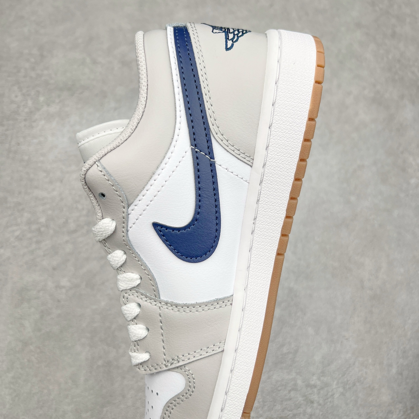 图片[7]-＃DT纯原 Air Jordan AJ1 Low 低帮 灰蓝 553558-146 终端优势供应 市面中低帮最具代表性版本没有之一 口碑大厂出品 品控大底版型不断改良更新 全套原纸板楦头开发 确保原汁原味 完美呈现版型 完美零毛边处理 原厂内置全掌气垫 价格定位良心 平台专用代工流水线出品 一眼公司既视感 拿到手的一瞬间就与众不同 碾压市面所有版本 全部原鞋开发 每一个配色都会采购原鞋确认细节 打破市面看图做货无好货之说 尺码：35.5 36 36.5 37.5 38 38.5 39 40 40.5 41 42 42.5 43 44 44.5 45 46-选品中心