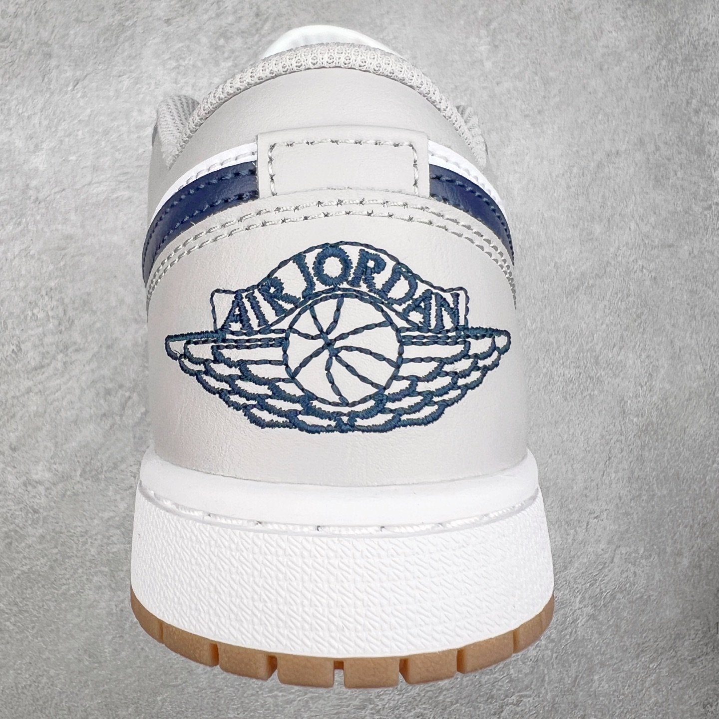 图片[8]-＃DT纯原 Air Jordan AJ1 Low 低帮 灰蓝 553558-146 终端优势供应 市面中低帮最具代表性版本没有之一 口碑大厂出品 品控大底版型不断改良更新 全套原纸板楦头开发 确保原汁原味 完美呈现版型 完美零毛边处理 原厂内置全掌气垫 价格定位良心 平台专用代工流水线出品 一眼公司既视感 拿到手的一瞬间就与众不同 碾压市面所有版本 全部原鞋开发 每一个配色都会采购原鞋确认细节 打破市面看图做货无好货之说 尺码：35.5 36 36.5 37.5 38 38.5 39 40 40.5 41 42 42.5 43 44 44.5 45 46-选品中心