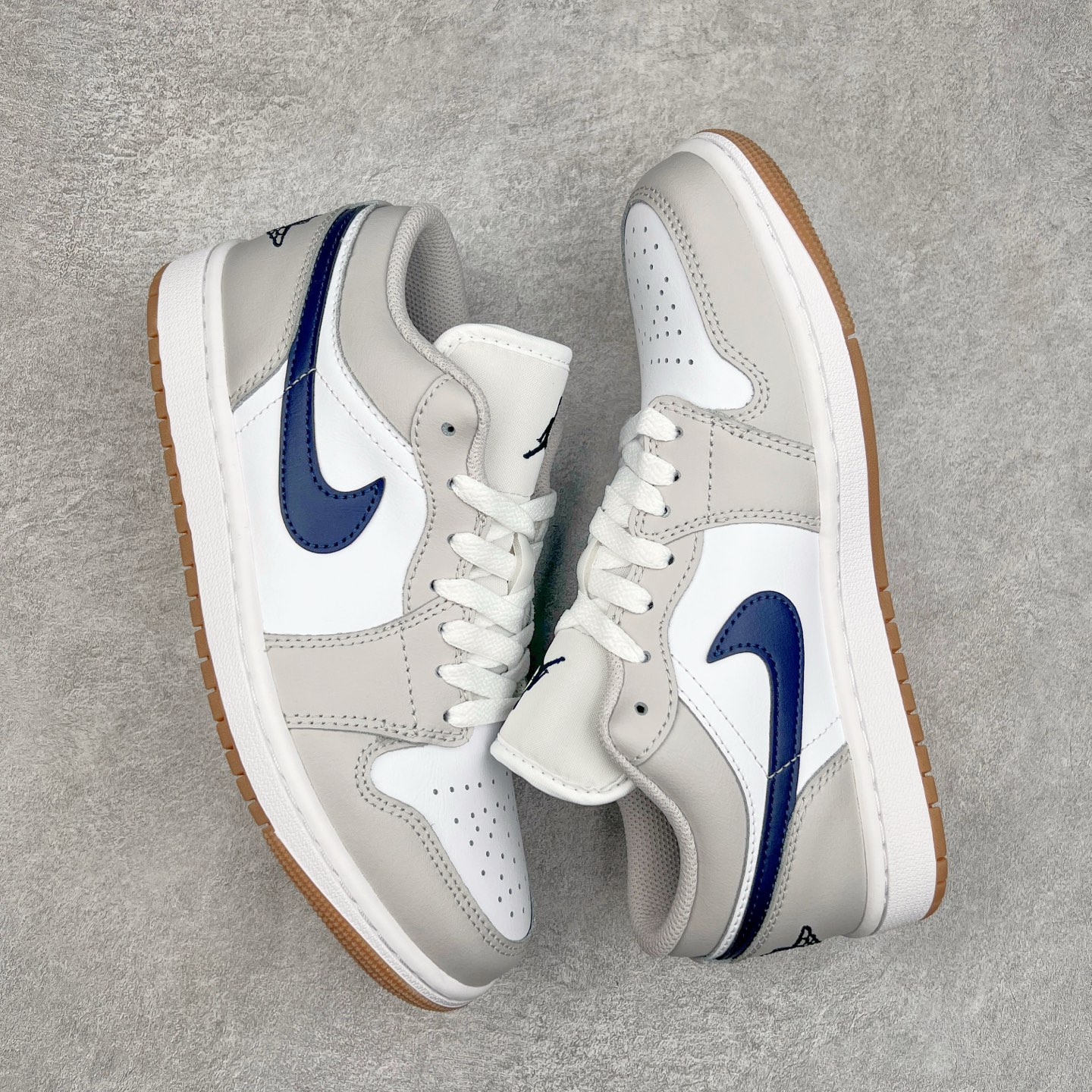 图片[3]-＃DT纯原 Air Jordan AJ1 Low 低帮 灰蓝 553558-146 终端优势供应 市面中低帮最具代表性版本没有之一 口碑大厂出品 品控大底版型不断改良更新 全套原纸板楦头开发 确保原汁原味 完美呈现版型 完美零毛边处理 原厂内置全掌气垫 价格定位良心 平台专用代工流水线出品 一眼公司既视感 拿到手的一瞬间就与众不同 碾压市面所有版本 全部原鞋开发 每一个配色都会采购原鞋确认细节 打破市面看图做货无好货之说 尺码：35.5 36 36.5 37.5 38 38.5 39 40 40.5 41 42 42.5 43 44 44.5 45 46-选品中心