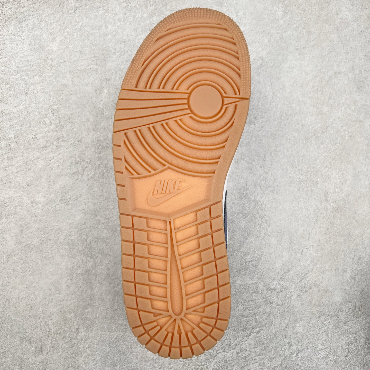 图片[9]-＃DT纯原 Air Jordan AJ1 Low 低帮 灰蓝 553558-146 终端优势供应 市面中低帮最具代表性版本没有之一 口碑大厂出品 品控大底版型不断改良更新 全套原纸板楦头开发 确保原汁原味 完美呈现版型 完美零毛边处理 原厂内置全掌气垫 价格定位良心 平台专用代工流水线出品 一眼公司既视感 拿到手的一瞬间就与众不同 碾压市面所有版本 全部原鞋开发 每一个配色都会采购原鞋确认细节 打破市面看图做货无好货之说 尺码：35.5 36 36.5 37.5 38 38.5 39 40 40.5 41 42 42.5 43 44 44.5 45 46-选品中心