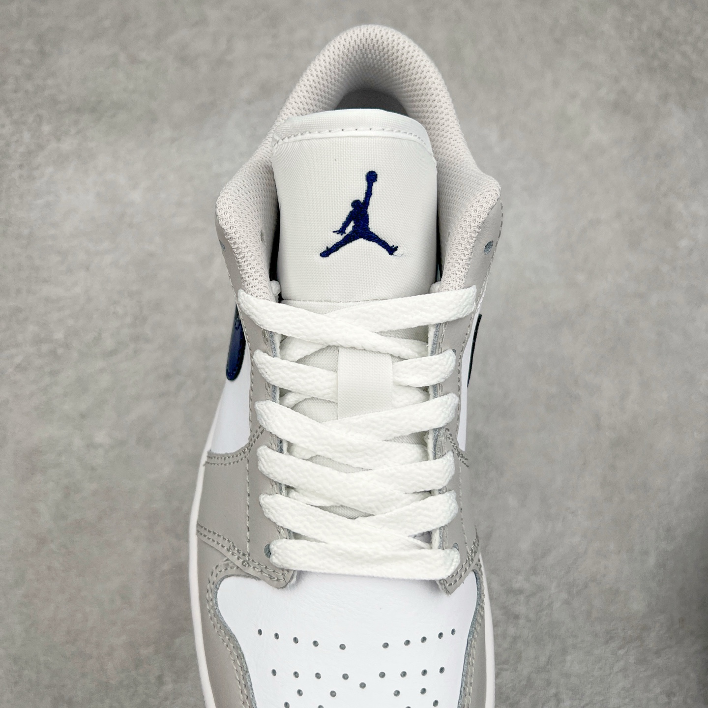 图片[5]-＃DT纯原 Air Jordan AJ1 Low 低帮 灰蓝 553558-146 终端优势供应 市面中低帮最具代表性版本没有之一 口碑大厂出品 品控大底版型不断改良更新 全套原纸板楦头开发 确保原汁原味 完美呈现版型 完美零毛边处理 原厂内置全掌气垫 价格定位良心 平台专用代工流水线出品 一眼公司既视感 拿到手的一瞬间就与众不同 碾压市面所有版本 全部原鞋开发 每一个配色都会采购原鞋确认细节 打破市面看图做货无好货之说 尺码：35.5 36 36.5 37.5 38 38.5 39 40 40.5 41 42 42.5 43 44 44.5 45 46-选品中心